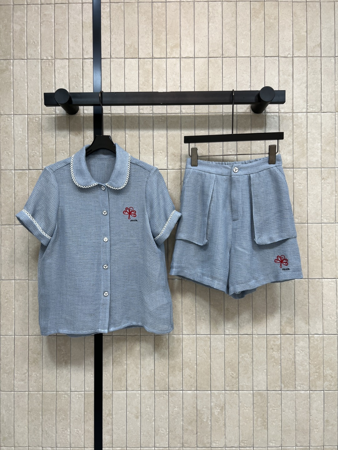 NO:857637,PD Home 26 new summer style embroidered short-sleeved suit, cardigan short-sleeved top + high-waisted shorts, thin and delicate hollow fabric, smooth and soft, lapel collar with exquisite hollow lace, brand embroidery on the chest and shorts, loose fit to hide the flesh and make you slim, suitable for daily leisure or outdoor, match with sandals or sports shoes, easily get Korean simple style  Two colors and three codes Size/S-M-L,,dior,sandals,sneakers,shorts,T-shirt,19860909PD家 26夏季新款 刺绣短袖套装 开衫短袖上衣+高腰短裤 轻薄带细腻镂空面料 垂顺软糯 翻领领搭配精致镂空花边 胸口和短裤点缀品牌刺绣 宽松版型藏肉显瘦 日常休闲或户外都很适合 搭配凉鞋或运动鞋 轻松get韩系简约风 两色三码Size/S-M-L,,dior,sandals,sneakers,shorts,T-shirt,,Women's clothing
