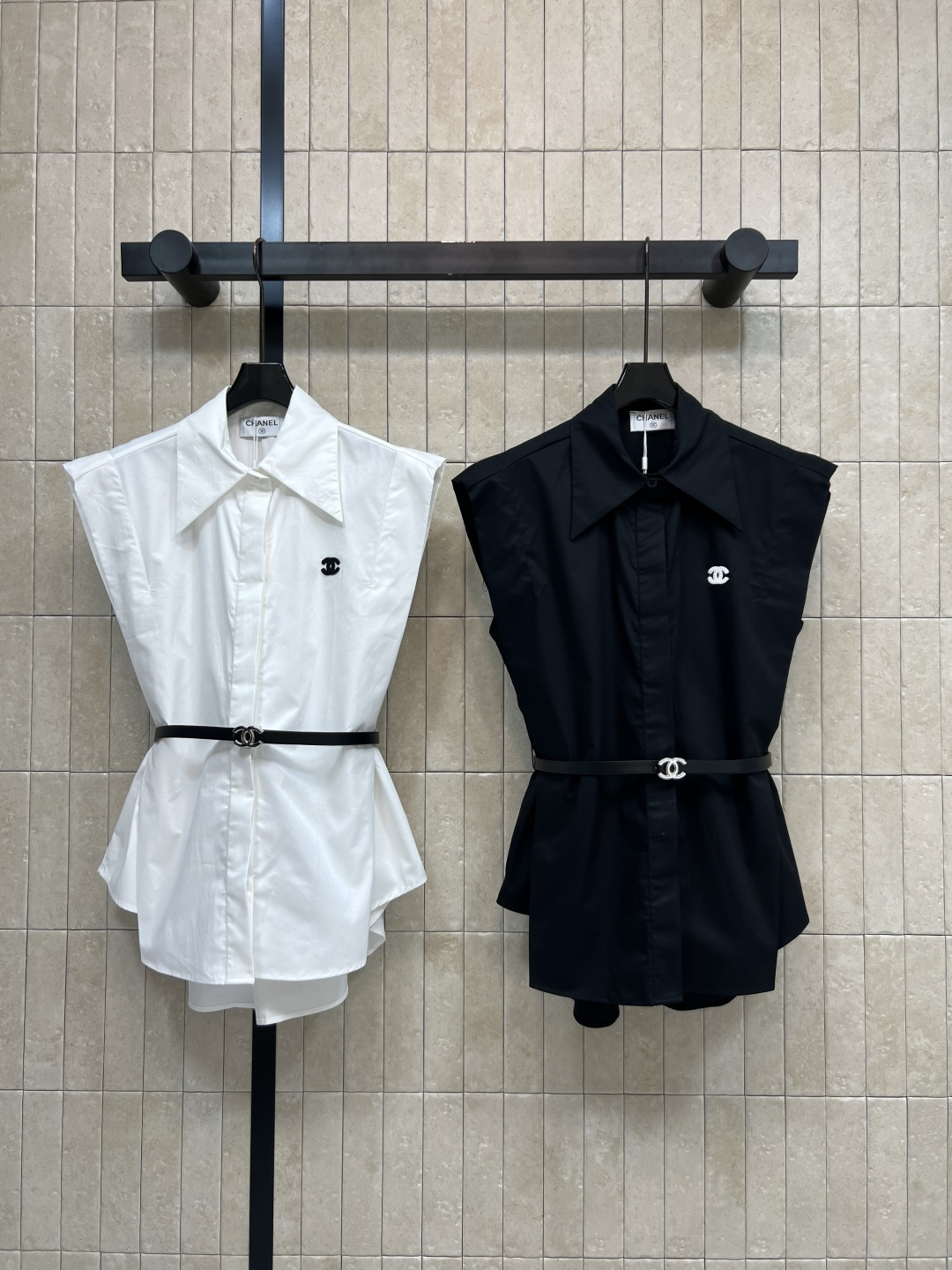 NO:857661,C Home 26 new summer style lapel sleeveless shirt. High-count stiff anti-wrinkle fabric. The upper body is stylish but not soft. Sleeveless lapel design creates a right-angle shoulder look. Exquisite small logo embroidery on the chest. Low-key details are not ostentatious. The black belt is adjustable. Short front and long back. Irregular hem. It is elegant and capable when paired with wide-leg pants or long skirts. Two colors and three sizes, Size/S-M-L,,chanel,skirts,shirts,19860909C家 26夏季新款 翻领无袖衬衫 高支挺括抗皱面料 上身有型不软塌 无袖翻领设计 打造直角肩既视感 胸口精致小logo刺绣 低调细节不张扬 黑色腰带可调节 前短后长不规则下摆 搭配阔腿裤或长裙都很优雅干练 两色三码Size/S-M-L,,chanel,skirts,shirts,,Women's clothing