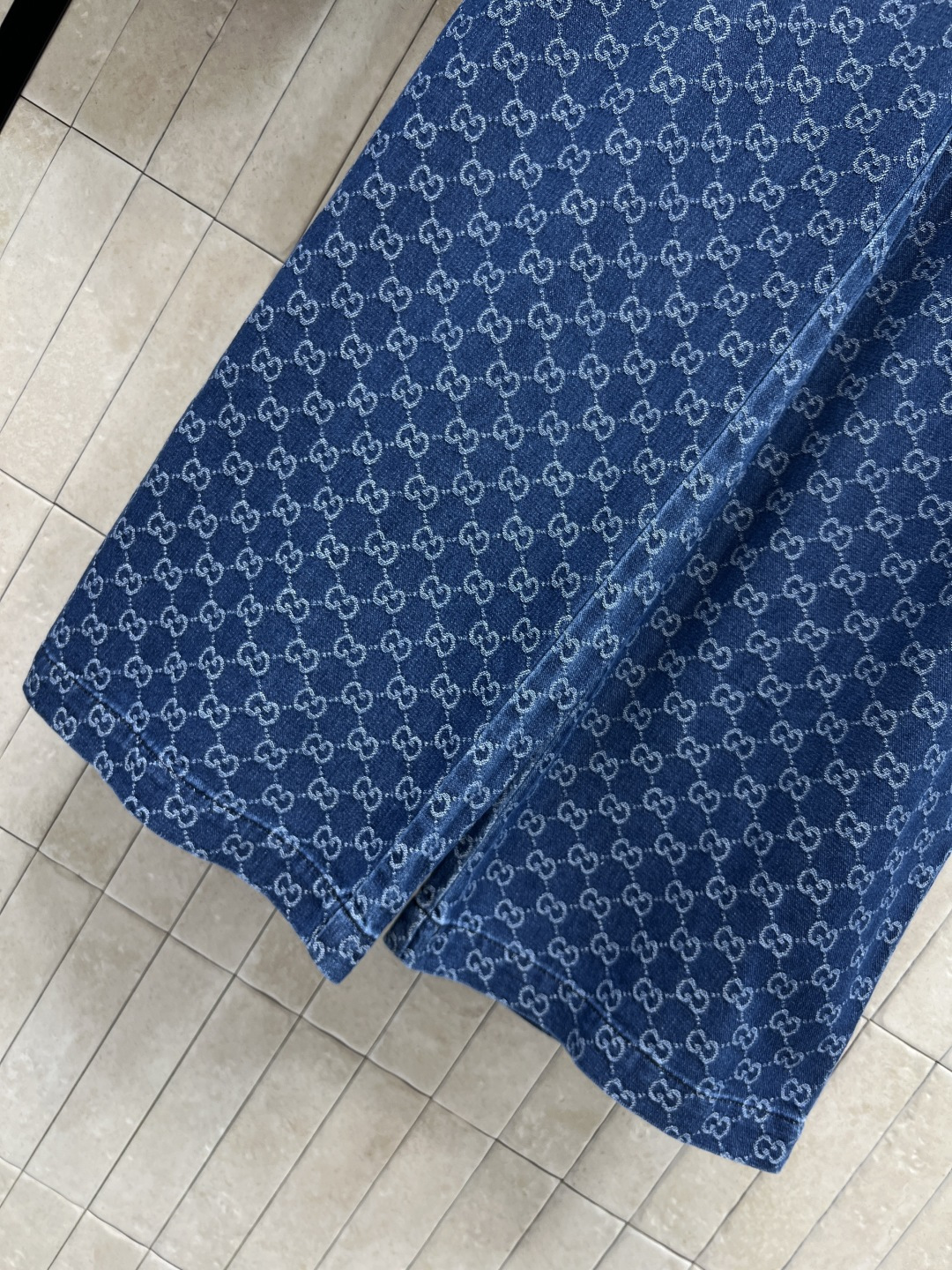 G家 26夏季新款 GG提花牛仔套装 V领衬衫+松紧腰长裤 水洗牛仔面料 柔软亲肤 垂感在线 宽松版型 