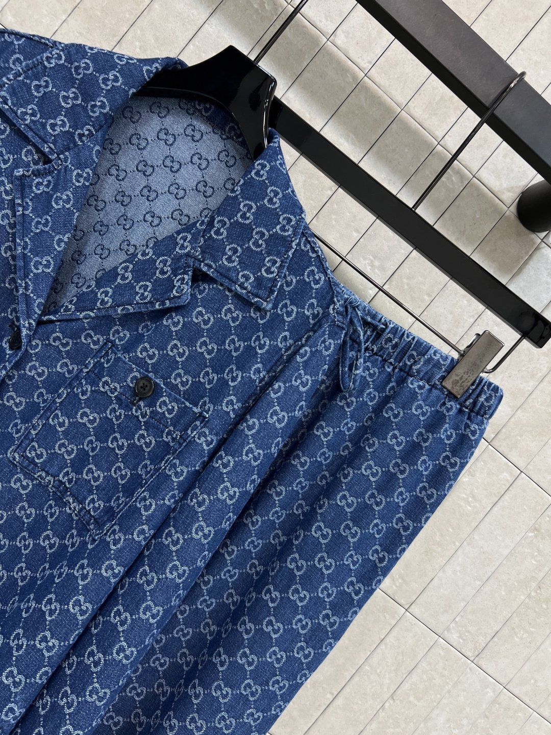 G家 26夏季新款 GG提花牛仔套装 V领衬衫+松紧腰长裤 水洗牛仔面料 柔软亲肤 垂感在线 宽松版型 