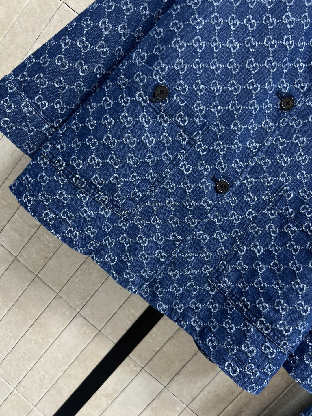 G家 26夏季新款 GG提花牛仔套装 V领衬衫+松紧腰长裤 水洗牛仔面料 柔软亲肤 垂感在线 宽松版型 