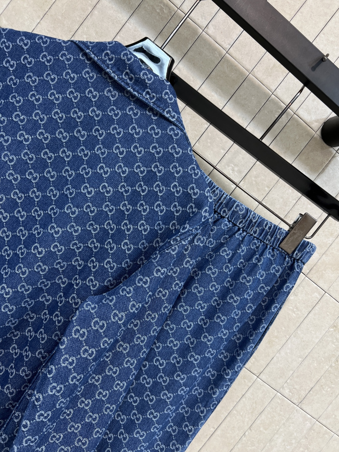 G家 26夏季新款 GG提花牛仔套装 V领衬衫+松紧腰长裤 水洗牛仔面料 柔软亲肤 垂感在线 宽松版型 