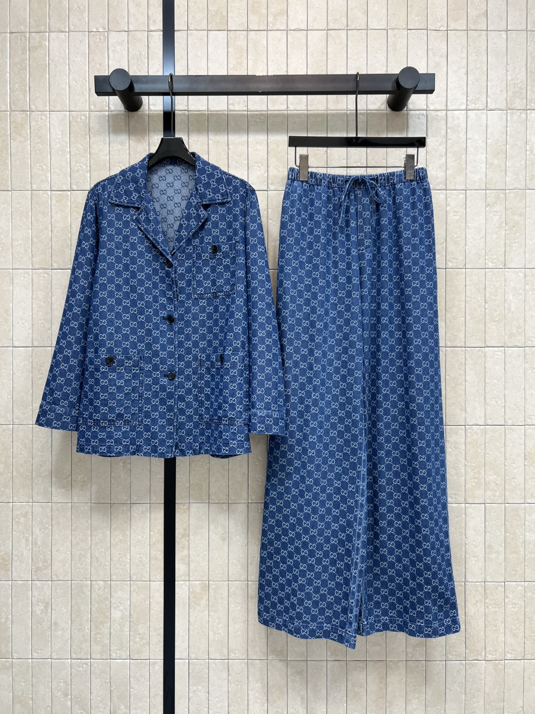 NO:857715,G Home 26 new summer styles GG jacquard denim suit V-neck shirt + elastic waist trousers Washed denim fabric Soft and skin-friendly Drape online Loose fit Hidden body slimming Multi-pocket design on top High-waist drawstring elastic waist for full body tolerance Daily commuting Shopping and traveling Vacation photography Easy to achieve light luxury casual style Four sizes in one color Size/S-M-L-XL,,gucci,shirts,19860909G家 26夏季新款 GG提花牛仔套装 V领衬衫+松紧腰长裤 水洗牛仔面料 柔软亲肤 垂感在线 宽松版型 藏肉显瘦 上衣多口袋设计 裤子高腰抽绳松紧腰 对身材包容度拉满 日常通勤 逛街出游 度假拍照 轻松拿捏轻奢休闲风 一色四码Size/S-M-L-XL,,gucci,shirts,,Women's clothing