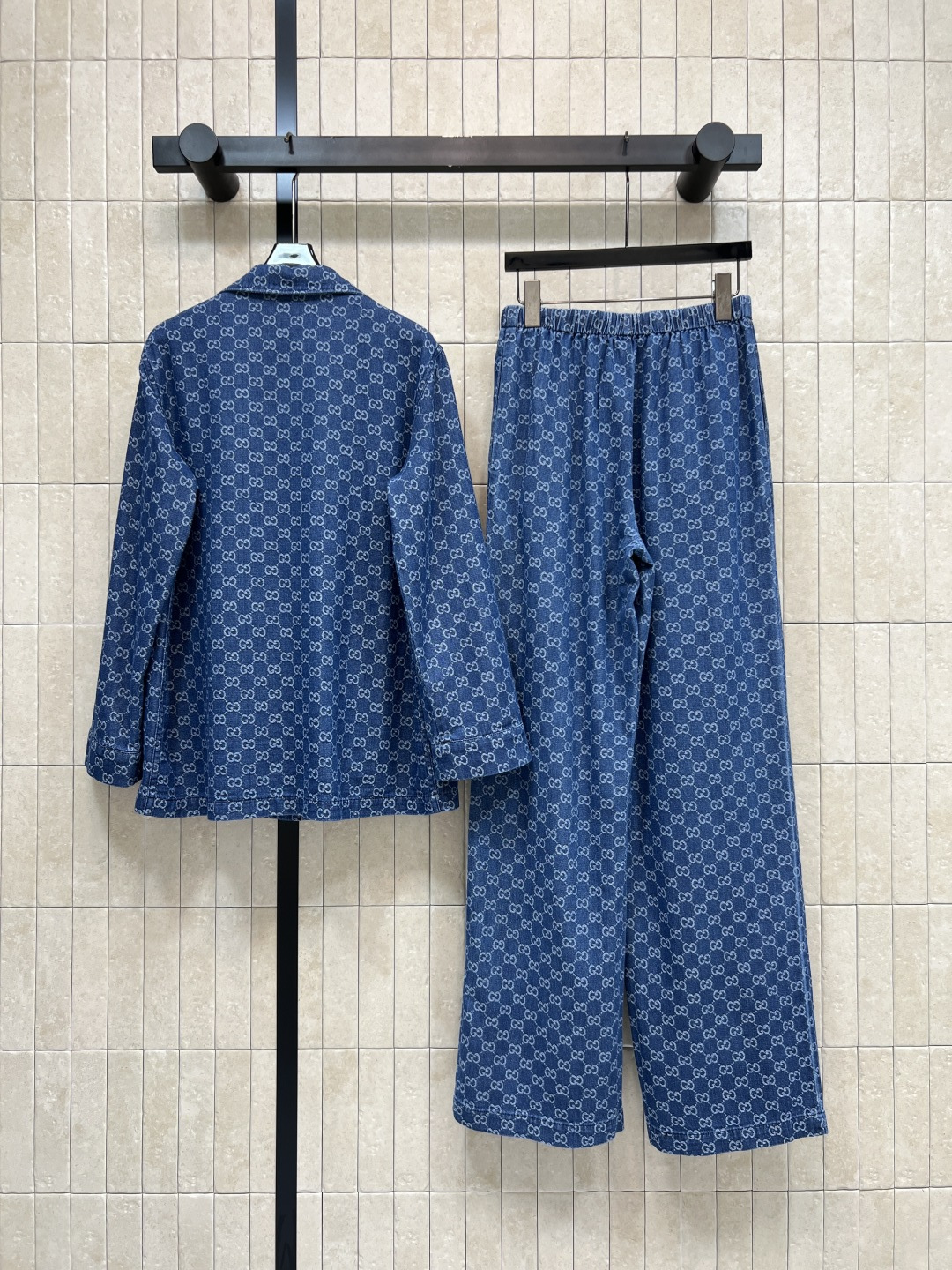 G家 26夏季新款 GG提花牛仔套装 V领衬衫+松紧腰长裤 水洗牛仔面料 柔软亲肤 垂感在线 宽松版型 