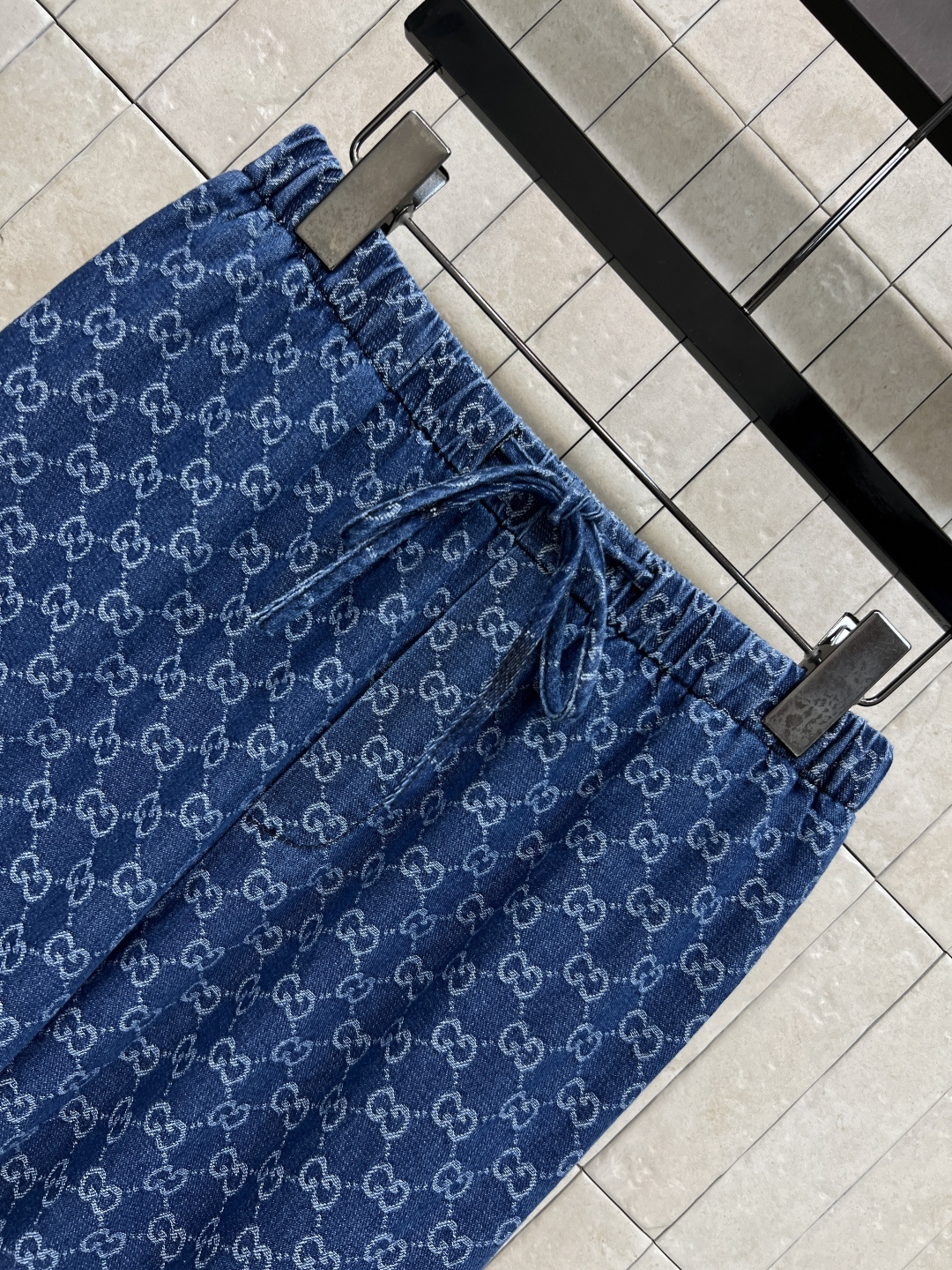 G家 26夏季新款 GG提花牛仔套装 V领衬衫+松紧腰长裤 水洗牛仔面料 柔软亲肤 垂感在线 宽松版型 