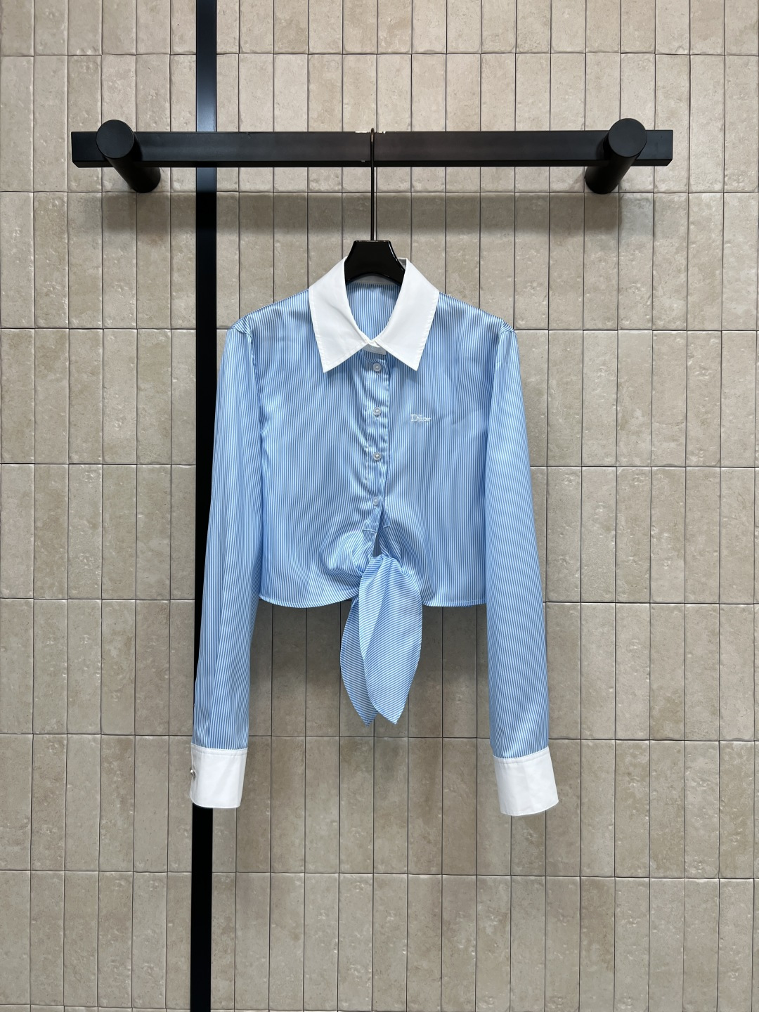 NO:857772,D Home 26 new summer style striped strap shirt. The fabric is smooth and hanging. It is super comfortable to wear. Contrast color lapels + white cuffs. Super layered. The strap design on the hem is casual and elegant. It can be easily controlled in daily commuting. Pair it with a high-waisted skirt or jeans. Get a gentle and intellectual style. Four sizes in one color. Size/S-M-L-XL,, dior, skirts, jeans, shirts,19860909D家 26夏季新款 条纹绑带衬衫 面料垂顺顺滑 穿着超舒适 撞色翻领+白边袖口 超有层次感 下摆绑带设计 随性又优雅 通勤日常都能轻松驾驭 搭配高腰裙或牛仔裤 温柔知性风get 一色四码Size/S-M-L-XL,,dior,skirts,jeans,shirts,,Women's clothing
