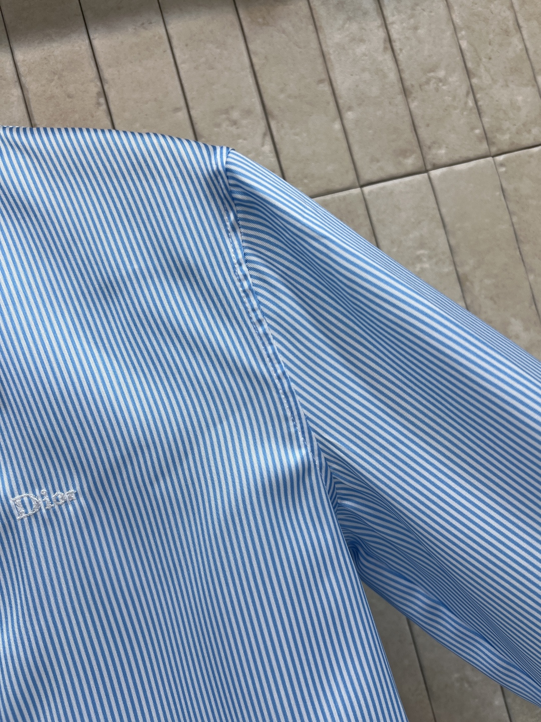 D家 26夏季新款 条纹绑带衬衫 面料垂顺顺滑 穿着超舒适 撞色翻领+白边袖口 超有层次感 下摆绑带设计
