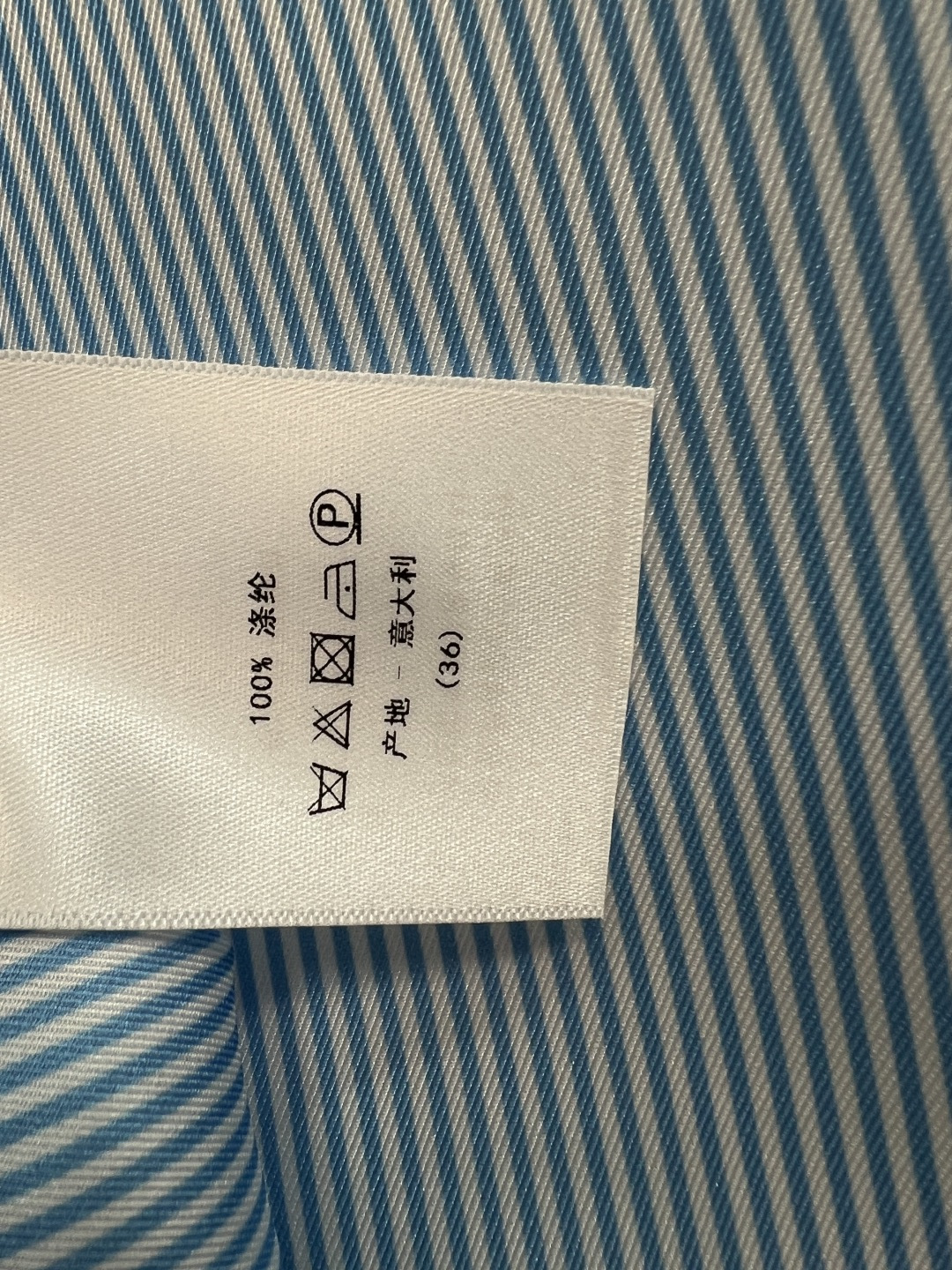 D家 26夏季新款 条纹绑带衬衫 面料垂顺顺滑 穿着超舒适 撞色翻领+白边袖口 超有层次感 下摆绑带设计