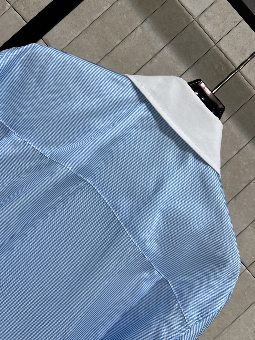 D家 26夏季新款 条纹绑带衬衫 面料垂顺顺滑 穿着超舒适 撞色翻领+白边袖口 超有层次感 下摆绑带设计