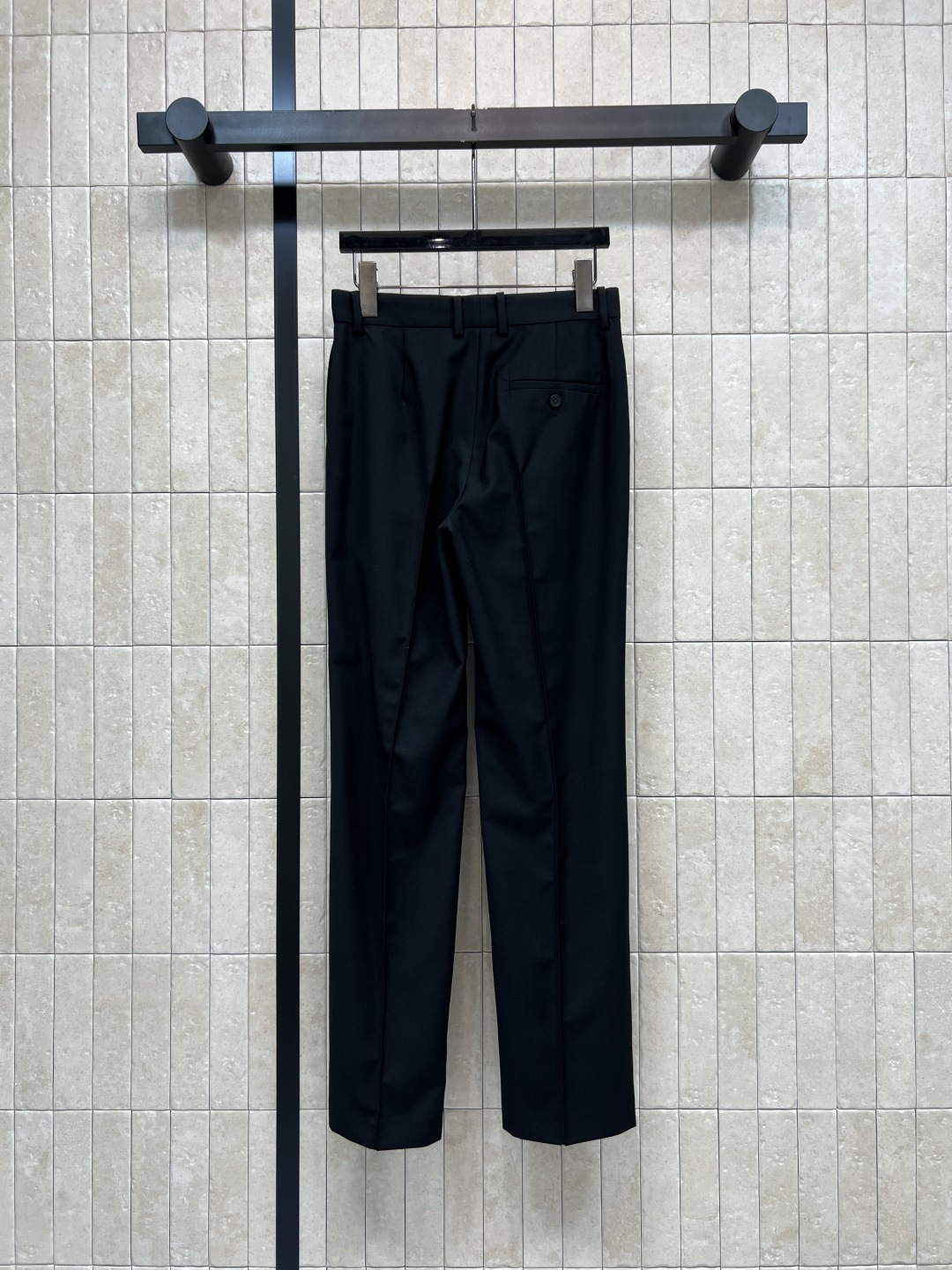 D家 26夏季新款 黑色直筒西装裤 甄选垂顺挺括的面料 高腰直筒微阔版型 中线压褶设计 裤脚拉链可调节开