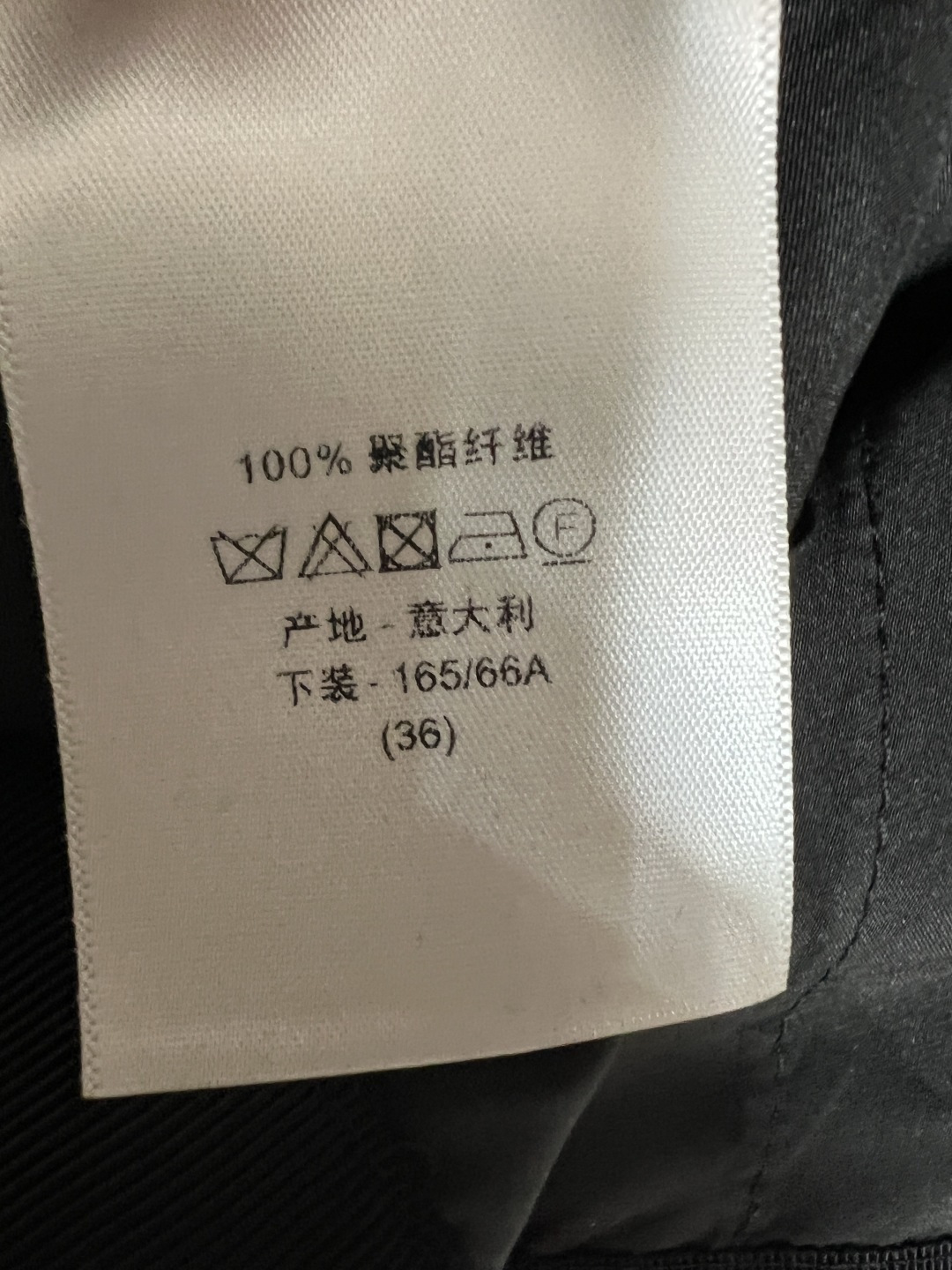D家 26夏季新款 黑色直筒西装裤 甄选垂顺挺括的面料 高腰直筒微阔版型 中线压褶设计 裤脚拉链可调节开