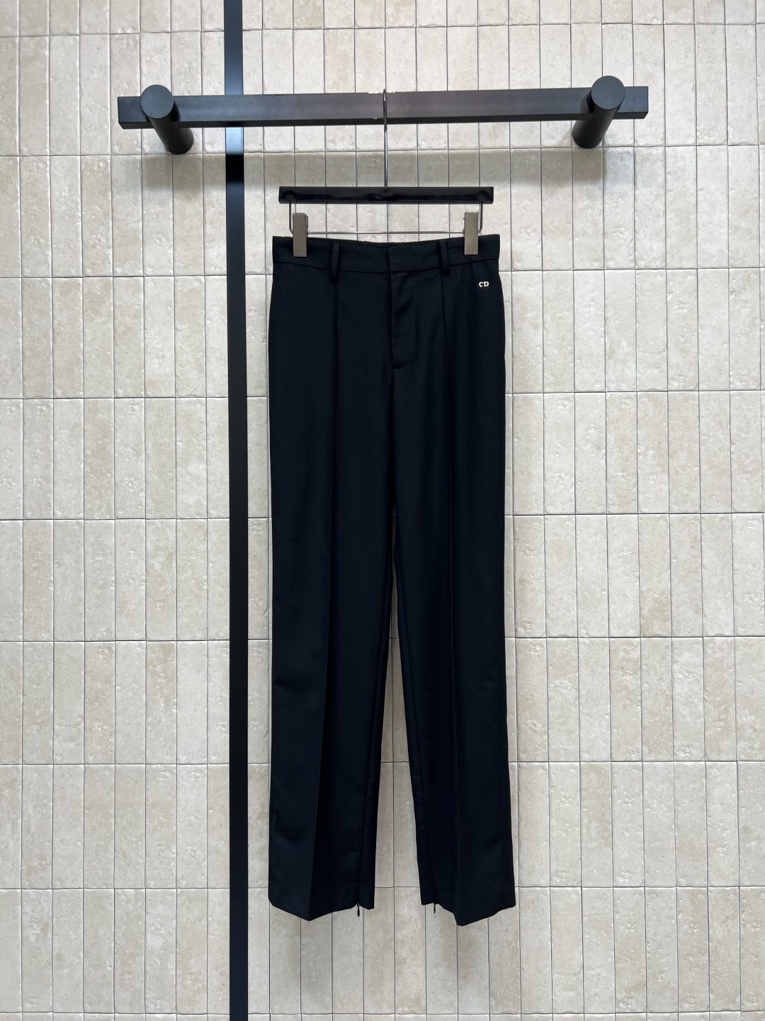 NO:857784,D Home's 26 new summer style black straight suit trousers, selected vertical and crisp fabrics, high-waisted straight slightly wide version, midline pleat design, trouser leg zipper with adjustable slit details, exquisite logo on the side, low-key and simple, classic waist design, suitable for all kinds of tops, with a certain degree of elasticity that does not restrict the waist. It can be held in the workplace, daily life and leisure. Four sizes in one color, Size/S-M-L-XL,, dior, business suit,19860909D家 26夏季新款 黑色直筒西装裤 甄选垂顺挺括的面料 高腰直筒微阔版型 中线压褶设计 裤脚拉链可调节开叉小细节 侧边精致logo低调简约 经典腰头设计 适配各种上衣 松紧有度不勒腰 职场 日常 休闲都能hold住 一色四码Size/S-M-L-XL,,dior,business suit,,Women's clothing