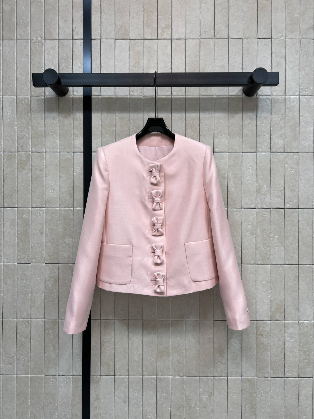 NO:857762,D Home 26 new summer style pink bow jacket. Selected delicate and crisp material. Drapes with style but not soft. Classic round neck + short version. Three-dimensional bow button is exquisite and chic. Symmetrical pockets on both sides. Practical and beautiful. Easily manage for commuting, dating and formal occasions. Pair with skirts or high-waist pants of the same color. Elegance can be straightened out. Four sizes in one color. Size/S-M-L-XL,, dior, skirts, jackets & coats,19860909D家 26夏季新款 粉色蝴蝶结外套 甄选细腻挺括材质 垂坠有型不软塌 经典圆领+短款版型 立体蝴蝶结排扣精巧别致 两侧对称口袋 实用又美观 通勤 约会 正式场合都能轻松驾驭 搭配同色系裙装或高腰裤 优雅气质直接拉满 一色四码Size/S-M-L-XL,,dior,skirts,jackets & coats,,Women's clothing
