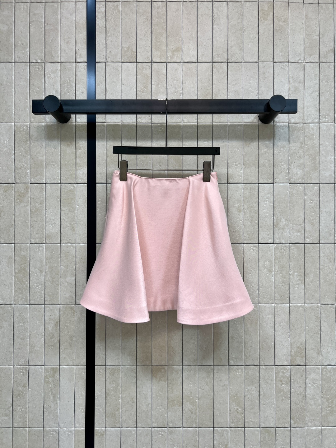 NO:857750,D Home 26 new summer style high-waisted A-line umbrella skirt. Selected delicate and stiff materials with high-end matte luster. Drapes in a stylish and not soft shape. The high-waisted A-line version slims down and modifies the leg shape. There are symmetrical pockets on the side. Practical and beautiful. It can be easily controlled for commuting and dating in daily life. It goes well with shirts, sweaters or short tops. Four sizes in two colors, Size/S-M-L-XL,, dior, skirts, shirts,19860909D家 26夏季新款 高腰A字伞裙 甄选细腻挺括材质 自带高级哑光光泽感 垂坠有型不软塌 高腰A字版型显瘦又修饰腿型 侧边有对称口袋 实用又美观 通勤 约会 日常都能轻松驾驭 搭配衬衫 针织衫或短款上衣都很出彩 两色四码Size/S-M-L-XL,,dior,skirts,shirts,,Women's clothing