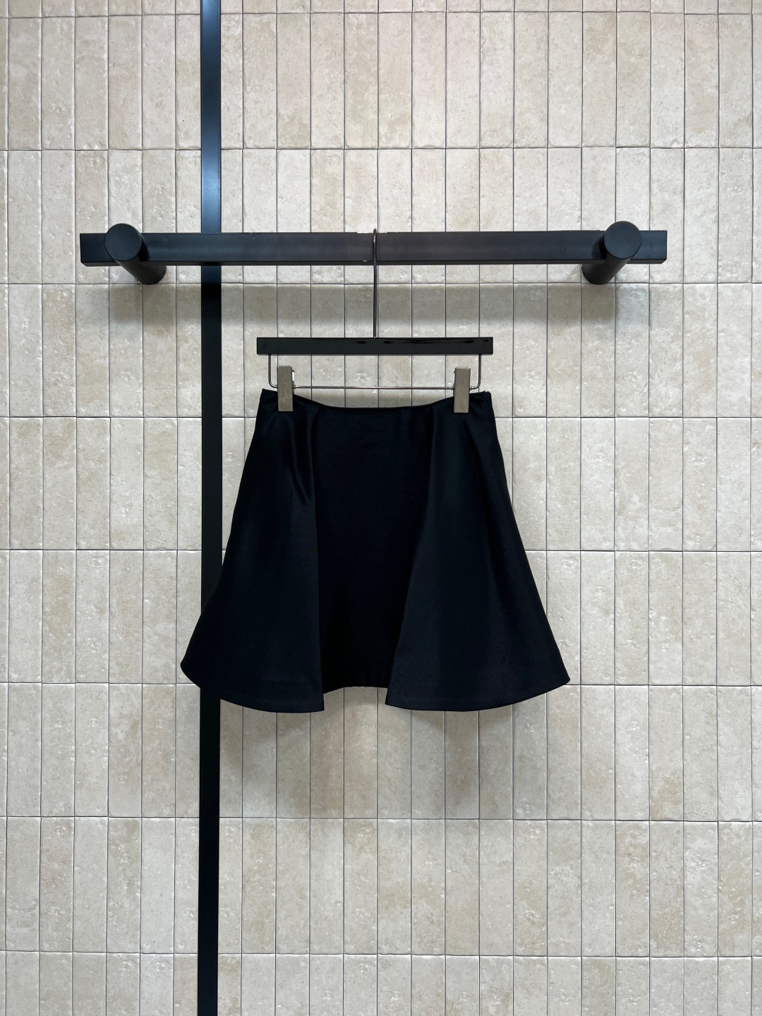 NO:857739,D Home 26 new summer style high-waisted A-line umbrella skirt. Selected delicate and stiff materials with high-end matte luster. Drapes in a stylish and not soft shape. The high-waisted A-line version slims down and modifies the leg shape. There are symmetrical pockets on the side. Practical and beautiful. It can be easily controlled for commuting and dating in daily life. It goes well with shirts, sweaters or short tops. Four sizes in two colors, Size/S-M-L-XL,, dior, skirts, shirts,19860909D家 26夏季新款 高腰A字伞裙 甄选细腻挺括材质 自带高级哑光光泽感 垂坠有型不软塌 高腰A字版型显瘦又修饰腿型 侧边有对称口袋 实用又美观 通勤 约会 日常都能轻松驾驭 搭配衬衫 针织衫或短款上衣都很出彩 两色四码Size/S-M-L-XL,,dior,skirts,shirts,,Women's clothing