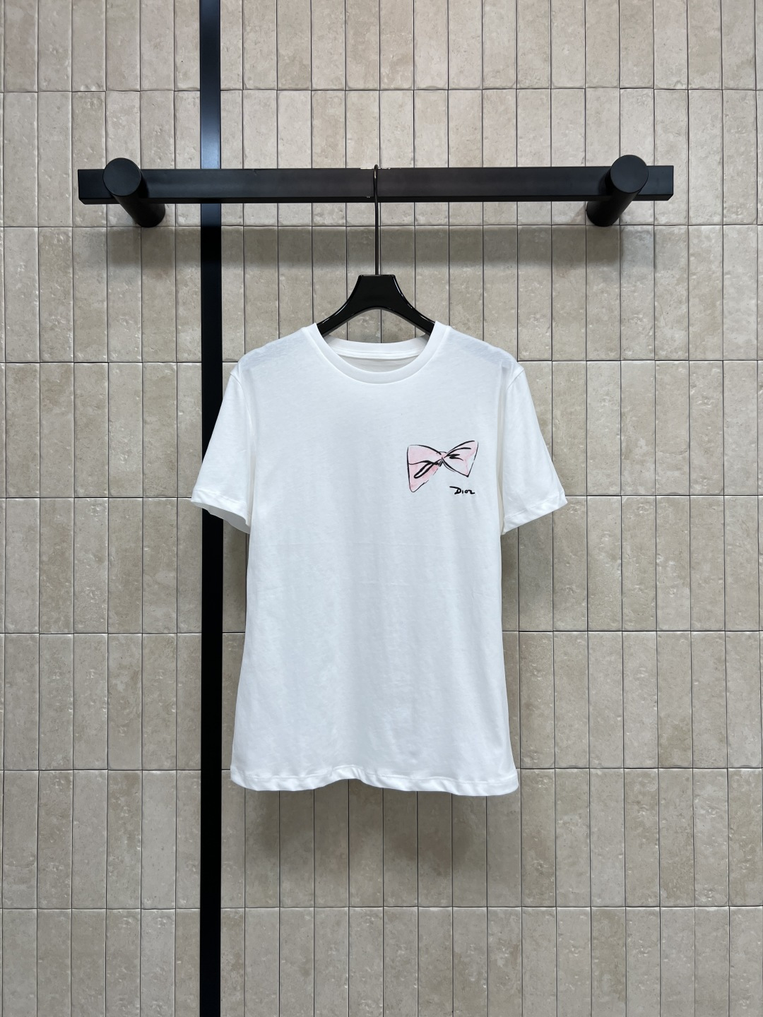 NO:859411,D's 26 new summer style white bow printed T-shirt. Made of pure cotton. Soft and comfortable. Super friendly for daily wear. Pink bow + logo on the chest. Simple and playful. Loose fit. Very tolerant. It goes well with jeans or short skirts. Easily switch between casual or sweet. Very practical to wear alone or inside. Three sizes in one color. Size/S-M-L, dior, skirts, jeans, tees, t-shirt,19860909D家 26夏季新款 白色蝴蝶结印花T恤 采用纯棉材质 柔软舒适 日常穿着超友好 胸前粉色蝴蝶结+logo 简约又俏皮 宽松版型 包容性强 搭配牛仔裤或短裙都很OK 轻松切换休闲or甜美 单穿或内搭都很实用 一色三码Size/S-M-L,,dior,skirts,jeans,tees，t-shirt,,Women's clothing