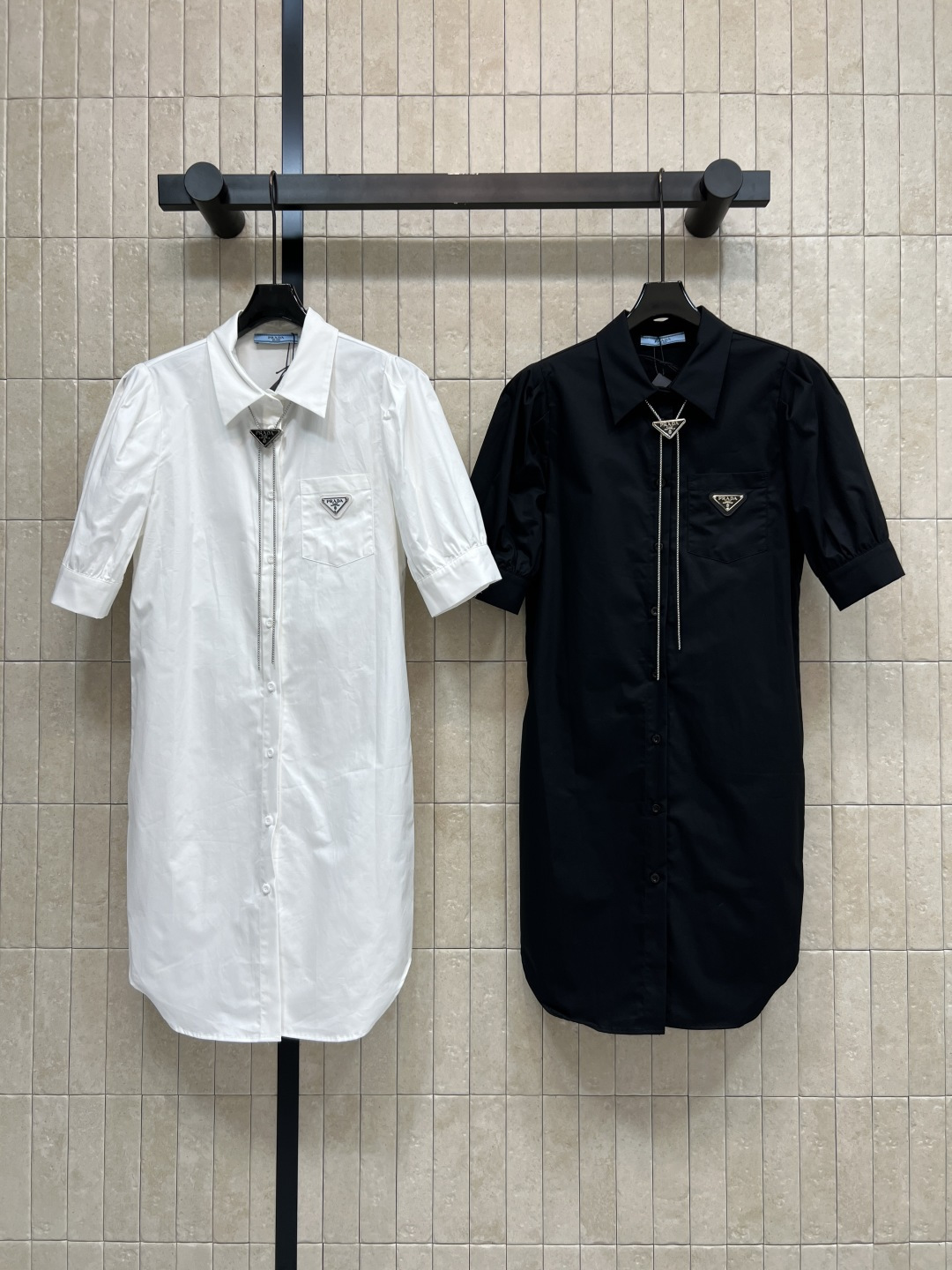 NO:859389,PD Home 26 new summer style triangle shirt dress. Stiff and anti-wrinkle cotton fabric. The draping shape is not soft. Single-breasted placket + curved hem. Metal triangle logo on the chest. Chain necklace from the same series. Light and luxurious atmosphere. Daily casual. Easily manage workplace commuting. Pair with sports shoes or sandals. Easy to get daily wear. Comfortable and fashionable.  Two colors and three codes Size/S-M-L,,dior,sandals,sneakers,skirts,shirts,necklace,19860909PD家 26夏季新款 三角标衬衫裙 挺括抗皱的棉质面料 版型垂坠不软塌 单排扣门襟+弧形下摆 胸口金属三角徽标 同系列链条项链 轻奢氛围感直接拉满 日常休闲 职场通勤轻松驾驭 搭配运动鞋或凉鞋 轻松get日常穿搭 舒适又时髦 两色三码Size/S-M-L,,dior,sandals,sneakers,skirts,shirts,necklace,,Women's clothing