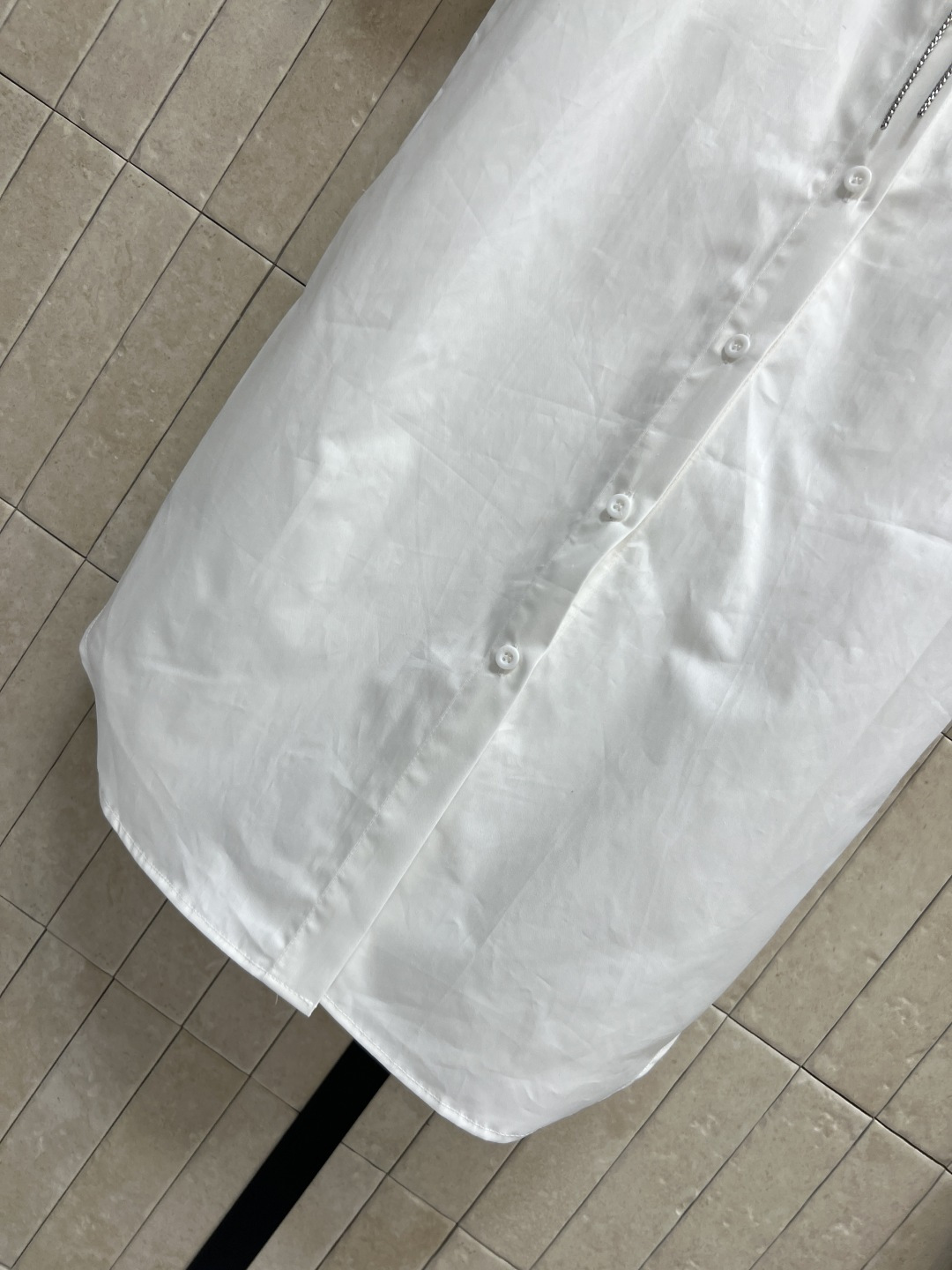 PD家 26夏季新款 三角标衬衫裙 挺括抗皱的棉质面料 版型垂坠不软塌 单排扣门襟+弧形下摆 胸口金属三