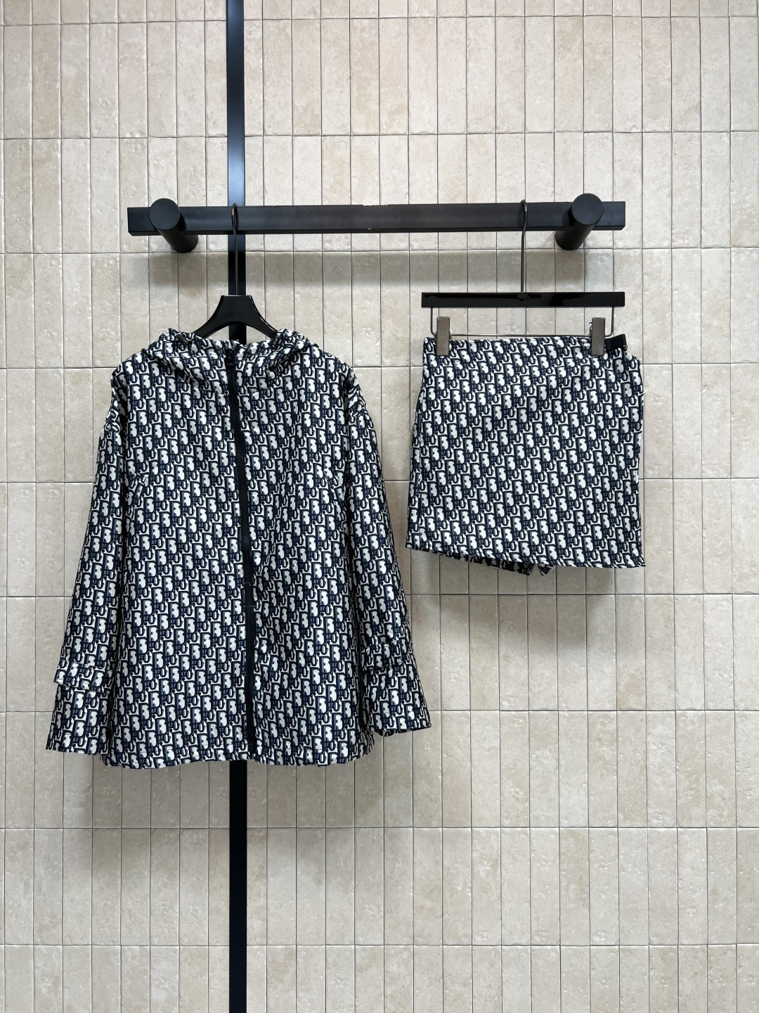 NO:859368,Jacket, culottes, D home 26 new summer styles, presbyopic hooded suit, hooded jacket + high-waisted culottes, loose off-shoulder jacket, lazy hidden body, high-waisted culottes style, perfect for making you look taller and slimmer. Suitable for various occasions. Windproof and breathable fabric. Suitable for daily commuting and travel. A complete set saves the worry of matching. Easily capture the French high-end atmosphere. Three sizes in one color. Size/S-M-L,, dior, skirts, jackets &  coats, hats,19860909外套 裤裙 D家 26夏季新款 老花连帽套装 连帽外套+高腰裤裙 宽松落肩外套 慵懒藏肉 高腰裙裤版型 显高显瘦一绝 适配各种场合 防风透气面料 日常通勤 出游出行都合适 一整套省去搭配烦恼 轻松拿捏法式高级氛围 一色三码Size/S-M-L,,dior,skirts,jackets & coats,hats,,Women's clothing