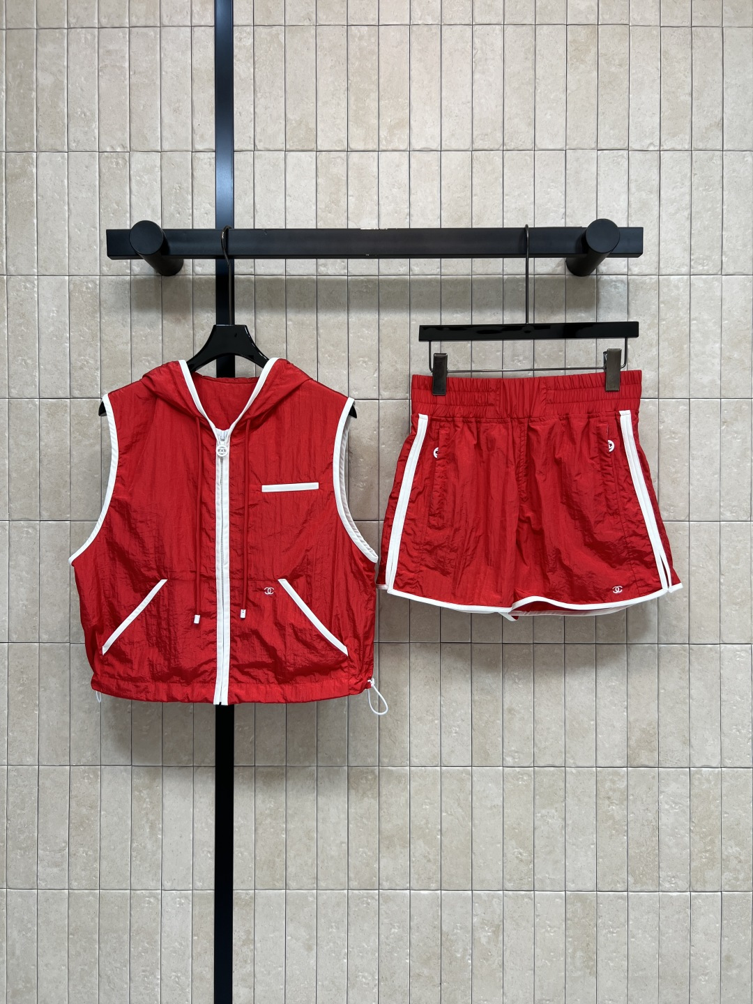 NO:859461,Vest Shorts C Home 26 new summer styles Hooded vest suit Sleeveless hooded vest + side striped shorts Light and breathable pleated textured fabric No burden in summer Drawstring details at the hem Adjustable at will Elastic waist of shorts Suitable for various body shapes Exquisite logo hidden style Daily outing Commuting and leisure Vacation travel One set unlocks effortless fashion Three sizes in one color Size/S-M-L,,chanel,shorts,hats,19860909马甲 短裤 C家 26夏季新款 连帽马甲套装 无袖连帽马甲+侧边条纹短裤 褶皱肌理面料轻盈透气 夏日无负担 下摆抽绳细节 随性调节 短裤松紧腰 适配各种身形 精致标识暗藏格调 日常出街 通勤休闲 度假出行 一套解锁不费力的时髦感 一色三码Size/S-M-L,,chanel,shorts,hats,,Women's clothing