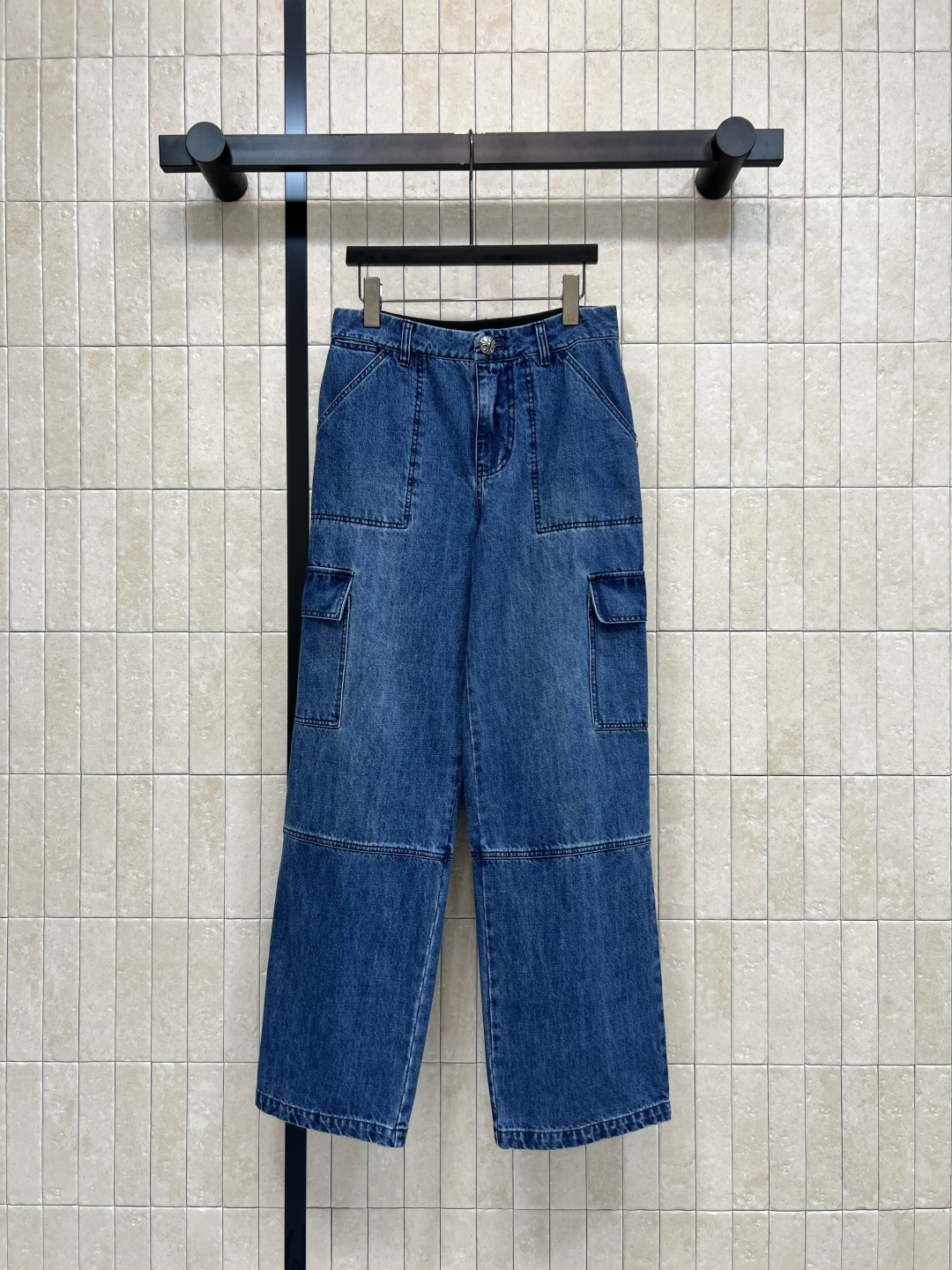 NO:859412,26 new summer style workwear wide-leg jeans. Classic washed denim blue stiff denim fabric. High-waisted wide-leg straight version. Friendly to all body types. Drape to make you look slim. Multi-pocket workwear design. Fashionable and practical. Suitable for daily commuting. It looks great with T-shirts, shirts and sweatshirts. Easily switch between casual or cool style. Three codes in one color. Size/S-M-L,,hoodie,sweatshirts,jeans,shirts,tees,t-shirt,1986090926夏季新款 工装阔腿牛仔裤 经典水洗牛仔蓝硬挺牛仔面料 高腰阔腿直筒版型 各种身材友好 垂坠显瘦 多口袋工装设计 时髦又实用 日常通勤都合适 随便搭T恤 衬衫 卫衣都很出彩 轻松切换休闲or酷飒风 一色三码Size/S-M-L,,hoodie,sweatshirts,jeans,shirts,tees，t-shirt,,Women's clothing