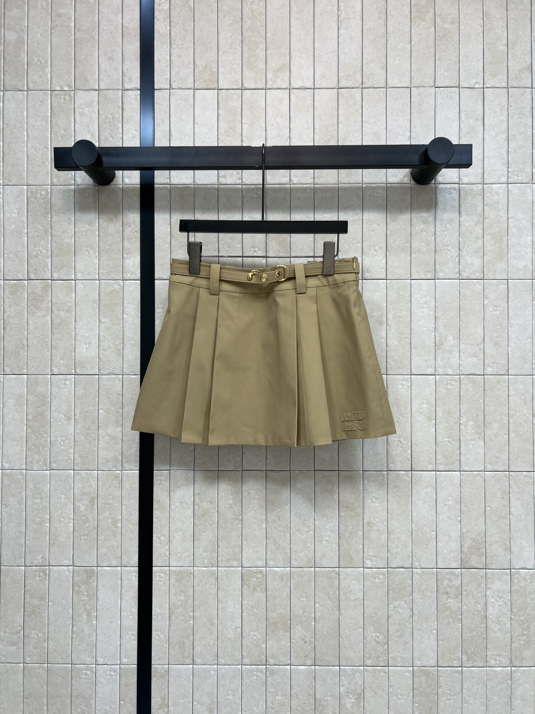 NO:859433,MIU's 26 new summer style khaki pleated short skirt. High-waisted design. Paired with a metal buckle belt. Retro and practical. The fabric is crisp and neat. The pleats are A-line, slimming and modifying the legs. Small girls can easily manage it. Low-key and versatile. Commuting. College style. Can be worn casually. Looks great with knitted tops or shirts. Three sizes in one color. Size/S-M-L,,miumiu,skirts,shirts,19860909MIU家 26夏季新款 卡其色百褶短裙 采用高腰设计 搭配金属扣腰带 复古又实用 面料挺括 褶皱利落 A字版型显瘦修饰腿型 小个子女生也能轻松驾驭 低调百搭 通勤 学院风 休闲都能hold住 配针织上衣或衬衫都很出彩 一色三码Size/S-M-L,,miumiu,skirts,shirts,,Women's clothing