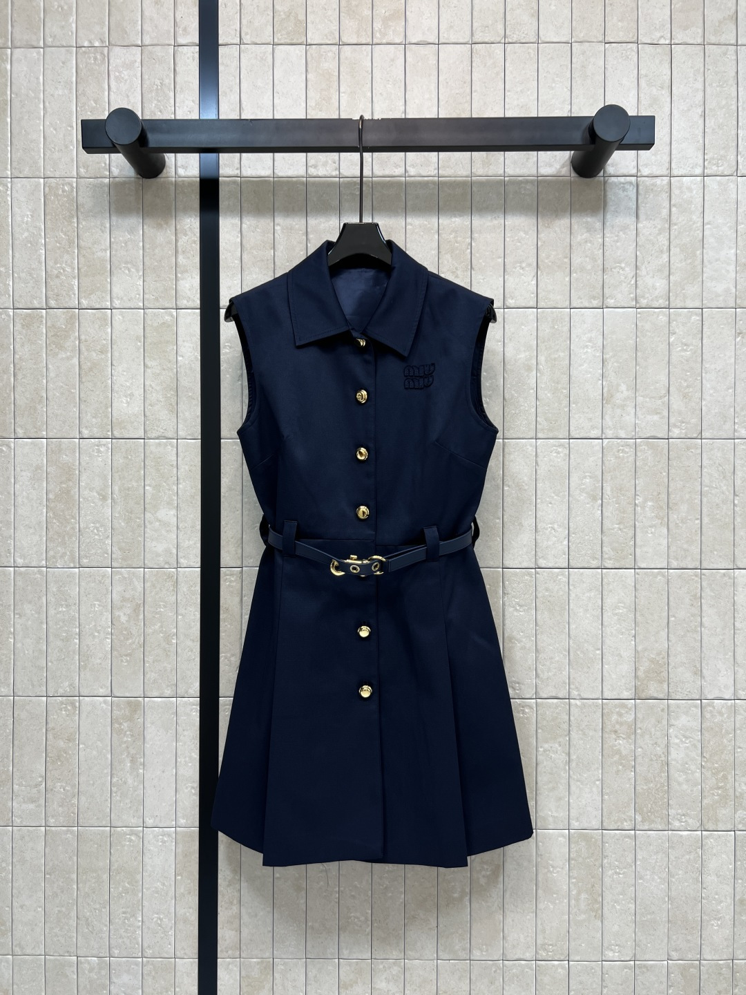 NO:859442,MIU home 26 new summer style navy blue sleeveless waist dress, classic POLO lapel + sleeveless tailoring + waist design, adjustable waistband, crisp and drapey fabric, three-dimensional version, A-line pleated skirt, hides the flesh and looks slimming, embroidered brand logo on the chest, can be easily controlled for daily commuting, dating and outing. Pair it with loafers or retro handbags, and you have an elegant temperament.  One color and three codes Size/S-M-L,,miumiu,loafers,skirts,19860909MIU家 26夏季新款 藏青无袖收腰连衣裙 经典POLO翻领+无袖剪裁+收腰设计 腰带可调节 挺括垂顺的面料 版型立体 A字百褶裙摆 藏肉显瘦 胸口刺绣品牌标识点缀 日常通勤 约会 出游都能轻松驾驭 搭配乐福鞋或复古手提包 优雅气质拿捏住啦 一色三码Size/S-M-L,,miumiu,loafers,skirts,,Women's clothing