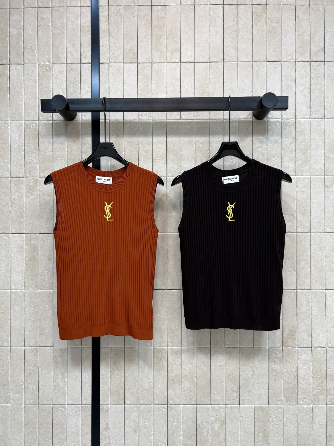 NO:859367,YSL Home 26 new summer style embroidered knitted vest. Wool blended fabric has good elasticity and is super comfortable to wear. Vertical stripe design + embroidered logo on the chest. Sleeveless collar design is simple and fashionable. Whether worn alone or paired with jeans or skirts, you can easily create a retro or street style. Three sizes in one color. Size/S-M-L,,saint laurent,louis vuitton,skirts,jeans,19860909YSL家 26夏季新款 刺绣针织背心 羊毛混纺面料弹性好 贴身穿着超舒适 竖条纹设计+胸前刺绣Logo 领无袖设计简约又时髦 无论单穿还是内搭 配牛仔裤或半裙 都能轻松打造复古或街头风 一色三码Size/S-M-L,,saint laurent,louis vuitton,skirts,jeans,,Women's clothing