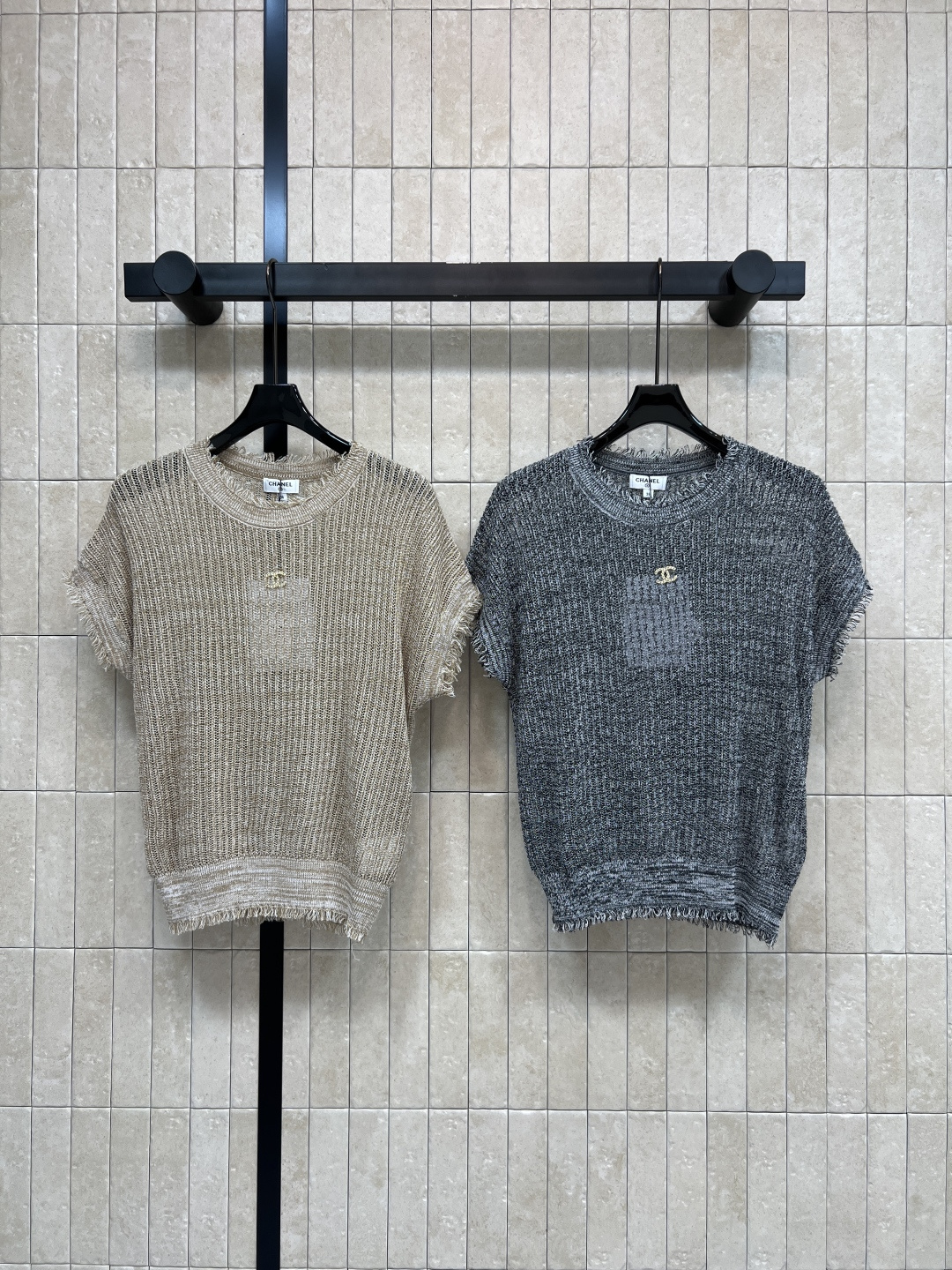 NO:859391,C Home 26 new summer style fringed hollow knitted short sleeves, round neck + fringed hem and cuffs, casual and design, exquisite double C small gold label embellishment, low-key and unobtrusive, versatile colors, easy to use for commuting and leisure, hollow knitting technology and very breathable, super slim when worn with high-waist pants or skirts, two colors and three sizes, Size/S-M-L l,,chanel,skirts,T-shirt,19860909C家 26夏季新款 流苏镂空针织短袖 圆领+流苏下摆和袖口 随性又有设计感精致双C小金标点缀 低调不张扬 颜色百搭 通勤休闲都能轻松驾驭 镂空针织工艺 还很透气 搭高腰裤或半裙都超显瘦 两色三码Size/S-M-L l,,chanel,skirts,T-shirt,,Women's clothing