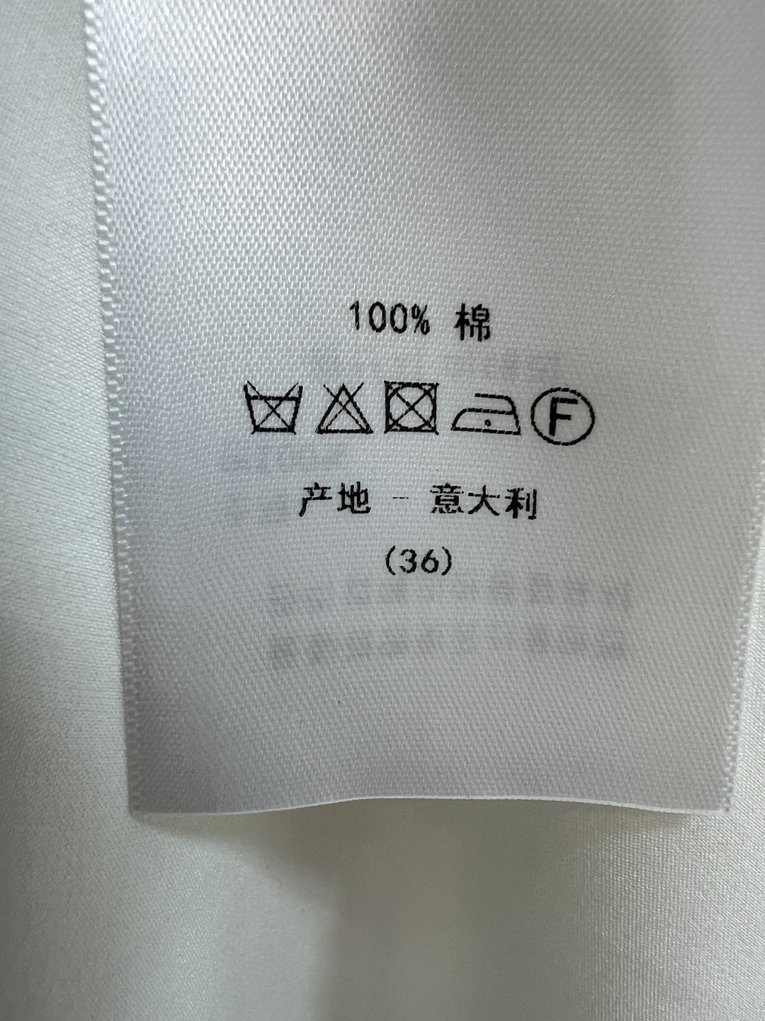 D家 26夏季新款 印花撞色连衣裙 甄选挺括棉质面料 质感垂坠有型 经典衬衫领搭配黑边撞色袖口 跟下摆 