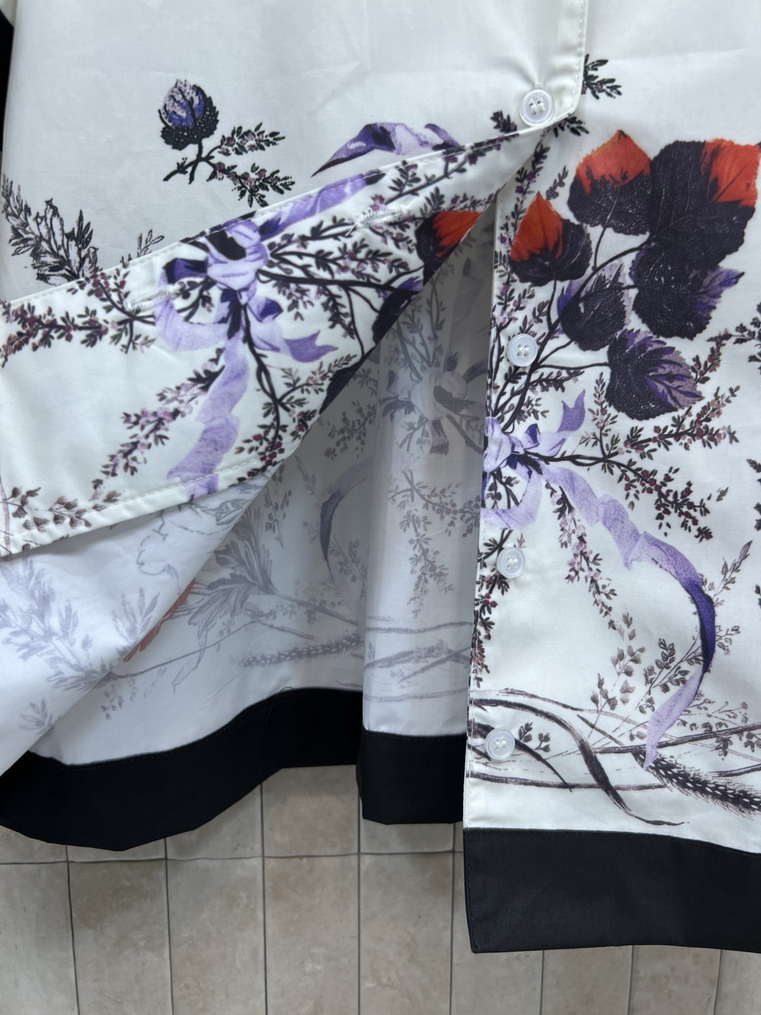 D家 26夏季夏季 花卉短袖衬衫 棉质透气舒适 面料挺括有型 翻领+黑色袖口和下摆 撞色设计超有层次感 