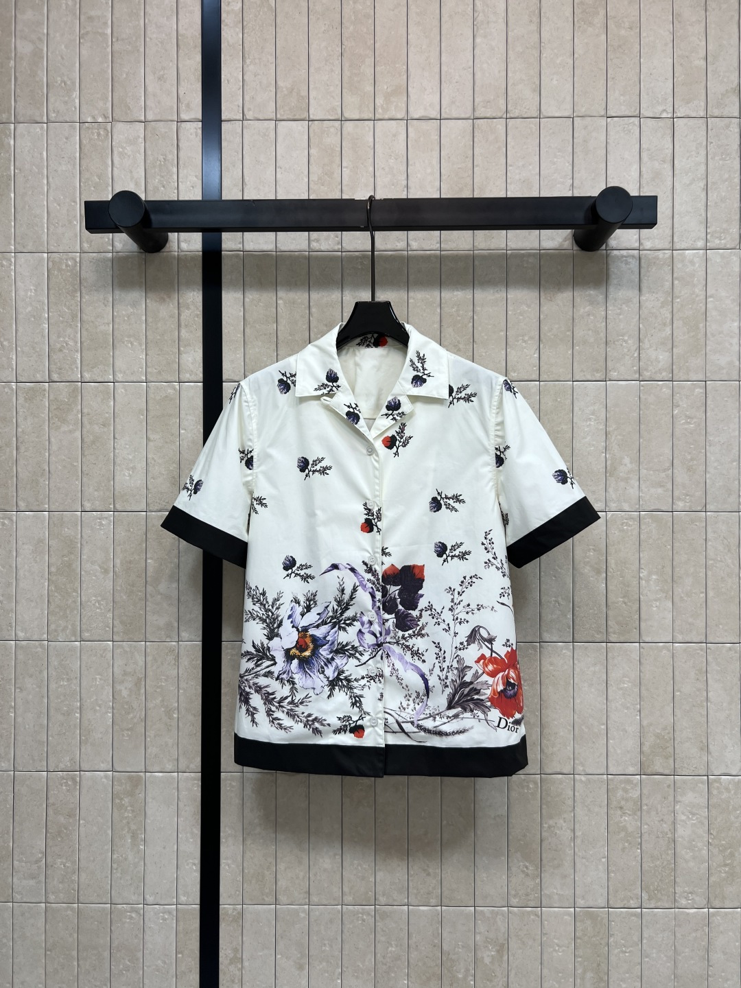 NO:860696,D Home 26 Summer Floral short-sleeved shirt. Cotton is breathable and comfortable. The fabric is crisp and stylish. Lapel + black cuffs and hem. Contrast color design is super layered. The upper body is refreshing and neat. Wear it alone and is gentle and elegant. Paired with the skirt of the same series. It is very suitable for summer. It can be easily used for commuting and dating. Elegant and practical. Four sizes in one color. Size/S-M-L-XL,, dior, skirts, shirts, T-shirt,19860909D家 26夏季夏季 花卉短袖衬衫 棉质透气舒适 面料挺括有型 翻领+黑色袖口和下摆 撞色设计超有层次感 上身清爽利落 单穿温柔显贵 搭配同系列半身裙 夏天穿超合适 通勤 约会都能轻松驾驭 优雅又实用 一色四码Size/S-M-L-XL,,dior,skirts,shirts,T-shirt,,Women's clothing
