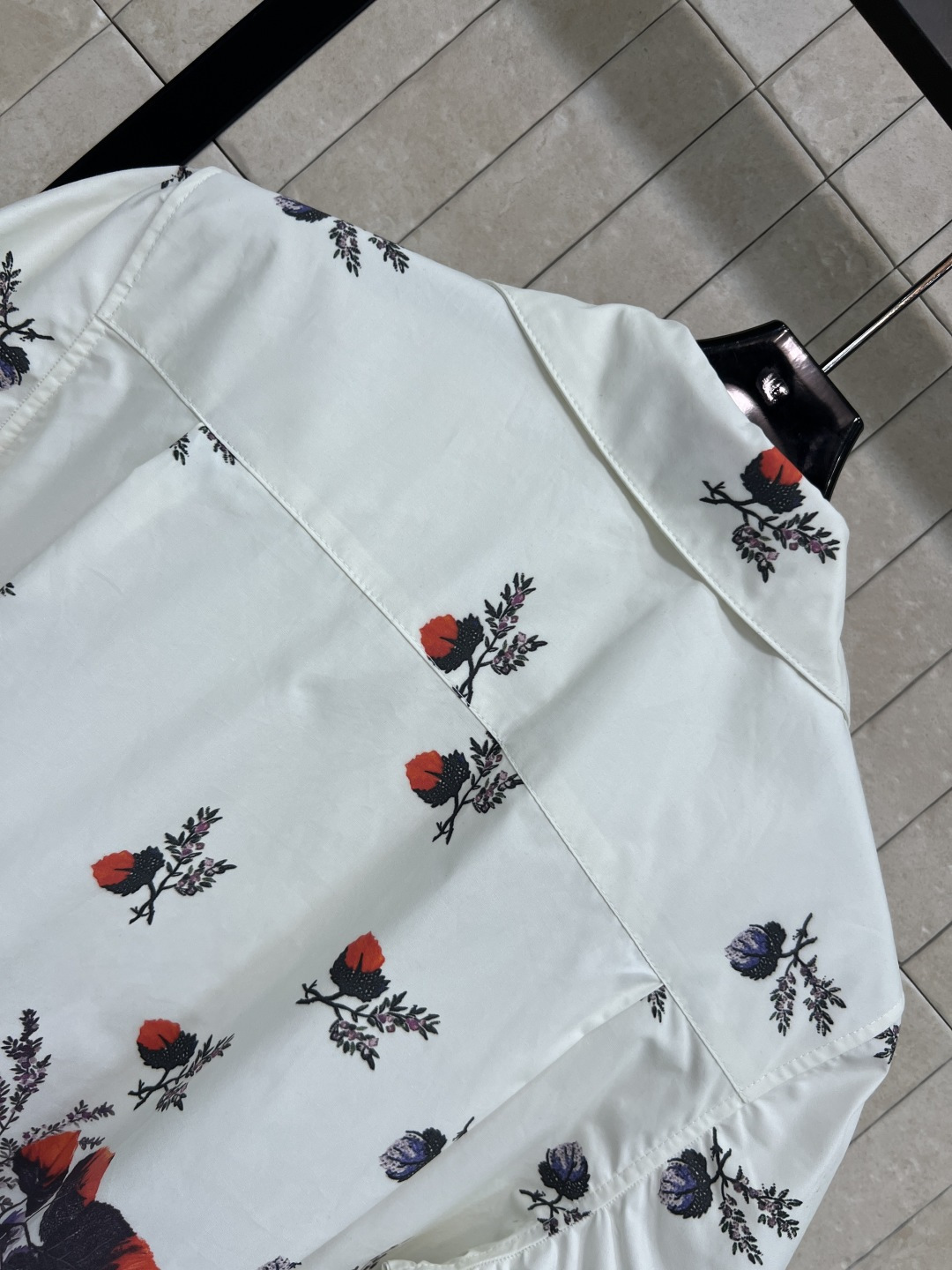 D家 26夏季夏季 花卉短袖衬衫 棉质透气舒适 面料挺括有型 翻领+黑色袖口和下摆 撞色设计超有层次感 