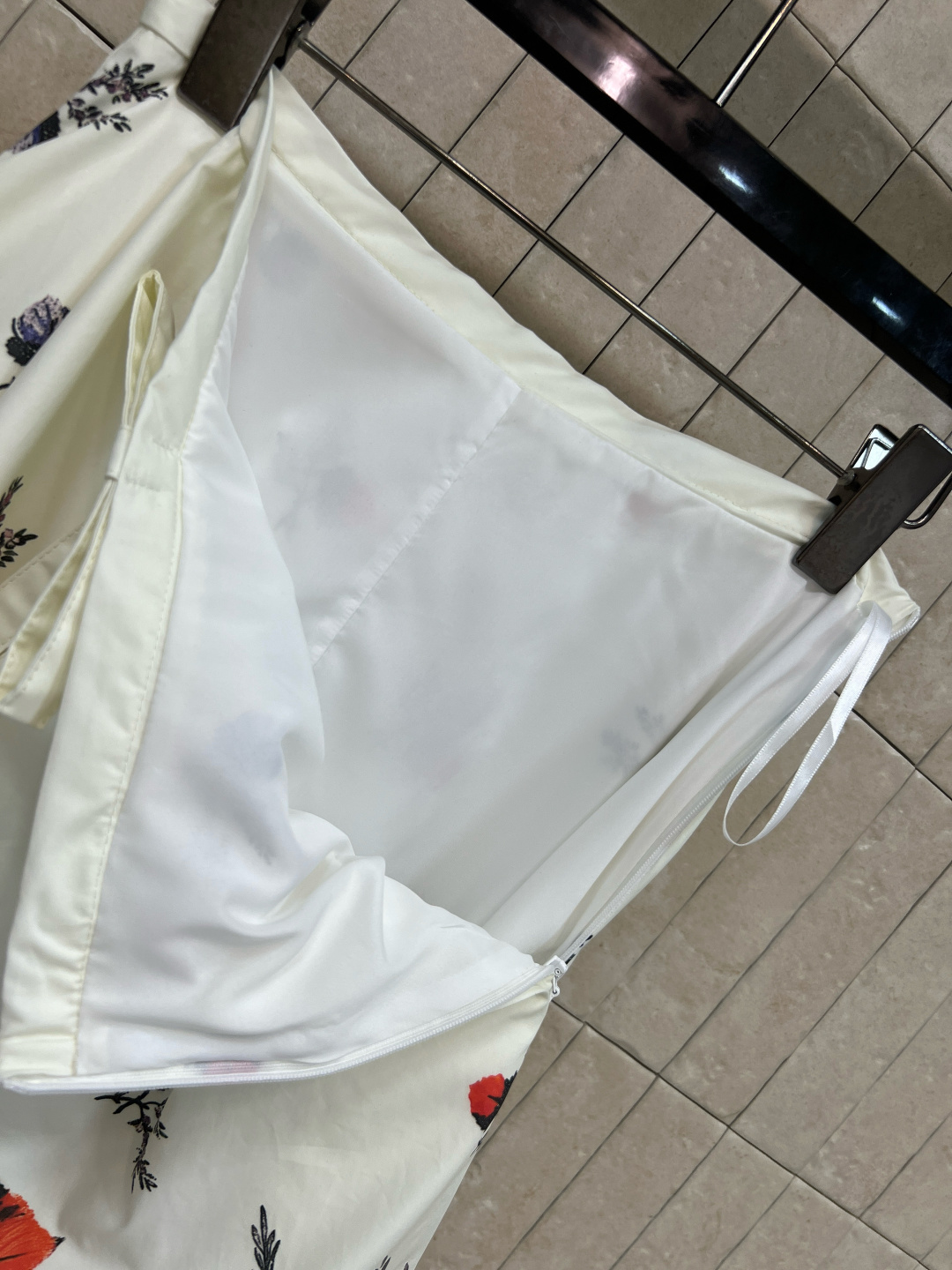 D家 26夏季新款 花卉印花半裙 棉质面料透气舒适 A字裙摆+黑色撞色边 摇头蝴蝶结点缀 层次感和氛围感