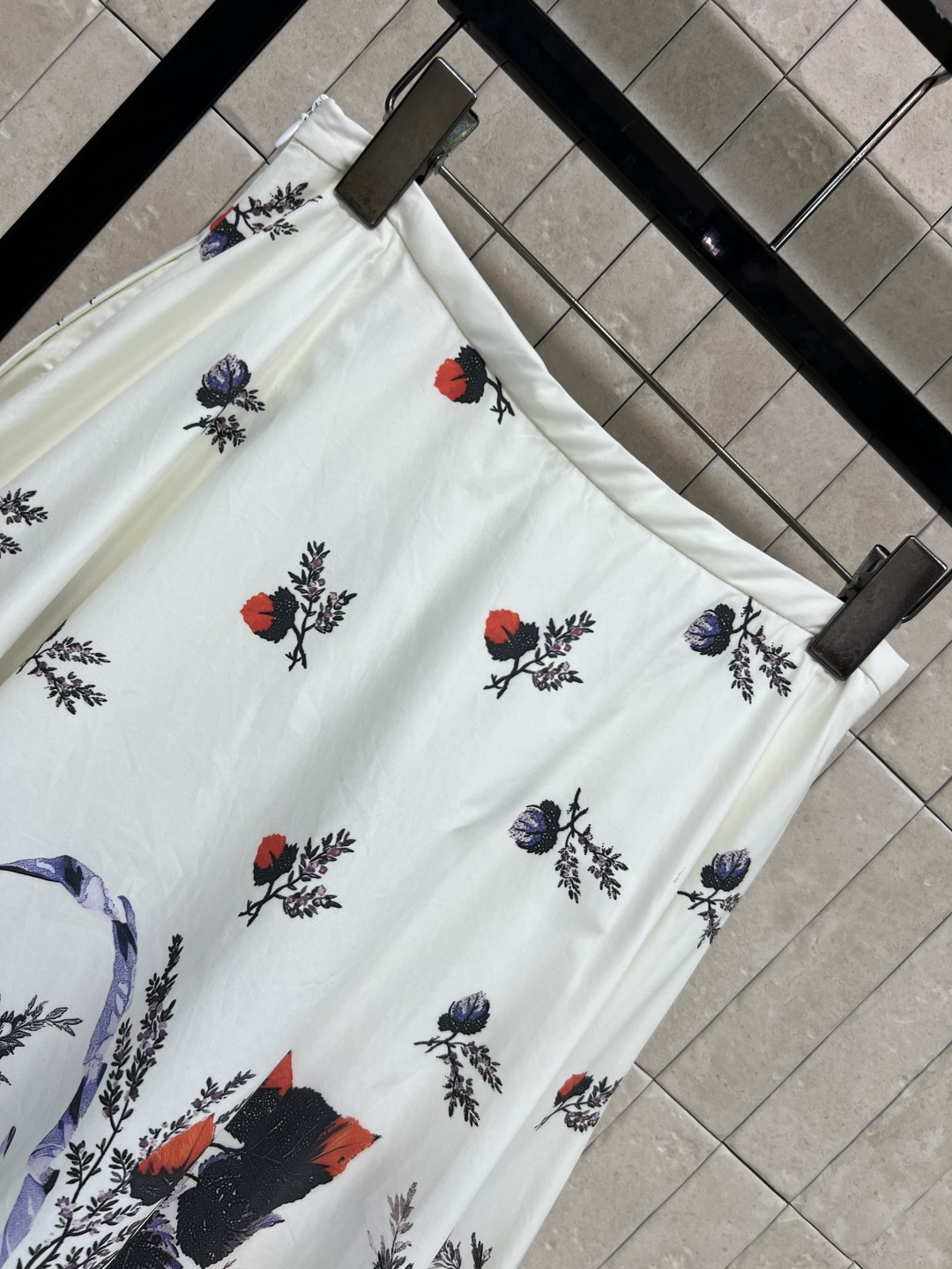 D家 26夏季新款 花卉印花半裙 棉质面料透气舒适 A字裙摆+黑色撞色边 摇头蝴蝶结点缀 层次感和氛围感