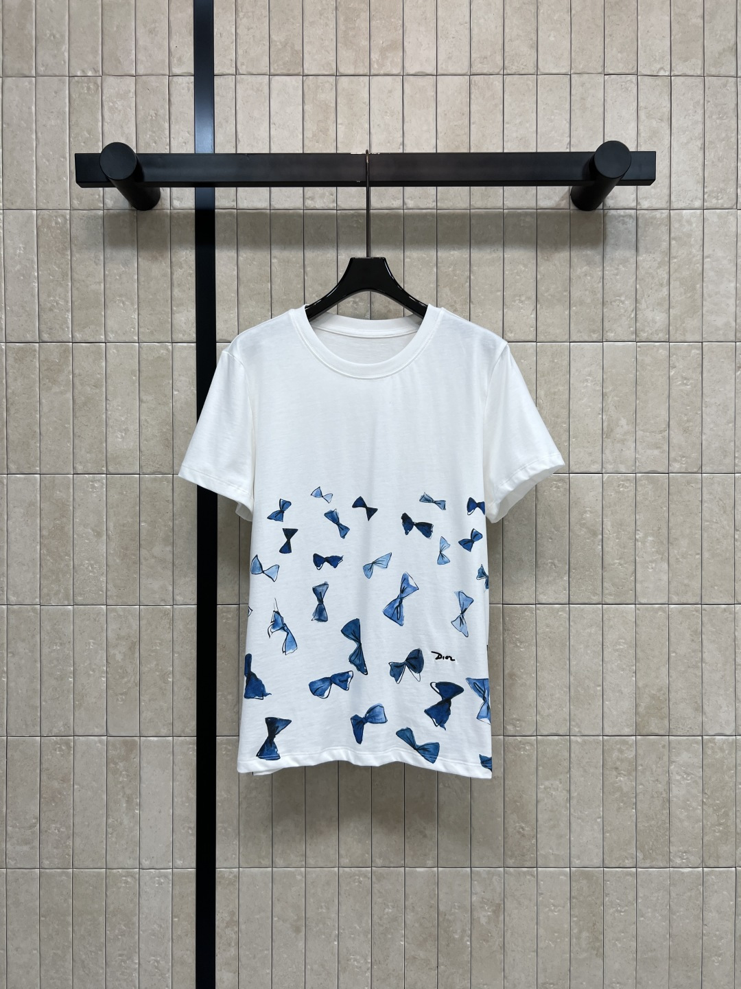 NO:860718,D Home 26 Summer Printed short-sleeved T-shirt. Cotton soft and skin-friendly fabric. Breathable and comfortable. Simple round neck. Loose fit. Blue bow print on the hem. The gradient design is super artistic. It is OK to wear alone or layered. It is easy to achieve a relaxed and fashionable look. It looks great with jeans and skirts. It can easily switch between casual or elegant styles.  One color, three sizes, Size/S-M-L,,dior,skirts,jeans,T-shirt,tees,t-shirt,19860909D家 26夏季夏季 印花短袖T恤 棉质柔软亲肤面料 透气舒适 简约圆领 宽松版型 下摆蓝色蝴蝶结印花 渐变设计超有艺术感 单穿或内搭都很OK 轻松拿捏松弛感时髦穿搭 搭配牛仔裤 半裙都很出彩 轻松切换休闲or优雅风 一色三码Size/S-M-L,,dior,skirts,jeans,T-shirt,tees，t-shirt,,Women's clothing