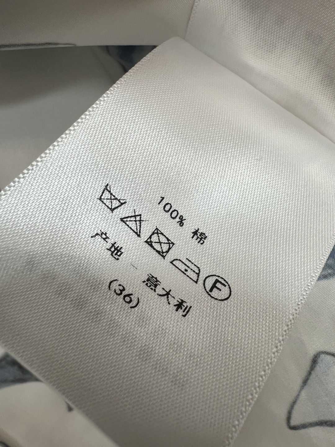 D家 26夏季新款 印花短袖衬衫 轻薄棉质面料 小立领+精致黑边包条设计 配渐变蝴蝶结印花 清新优雅 宽