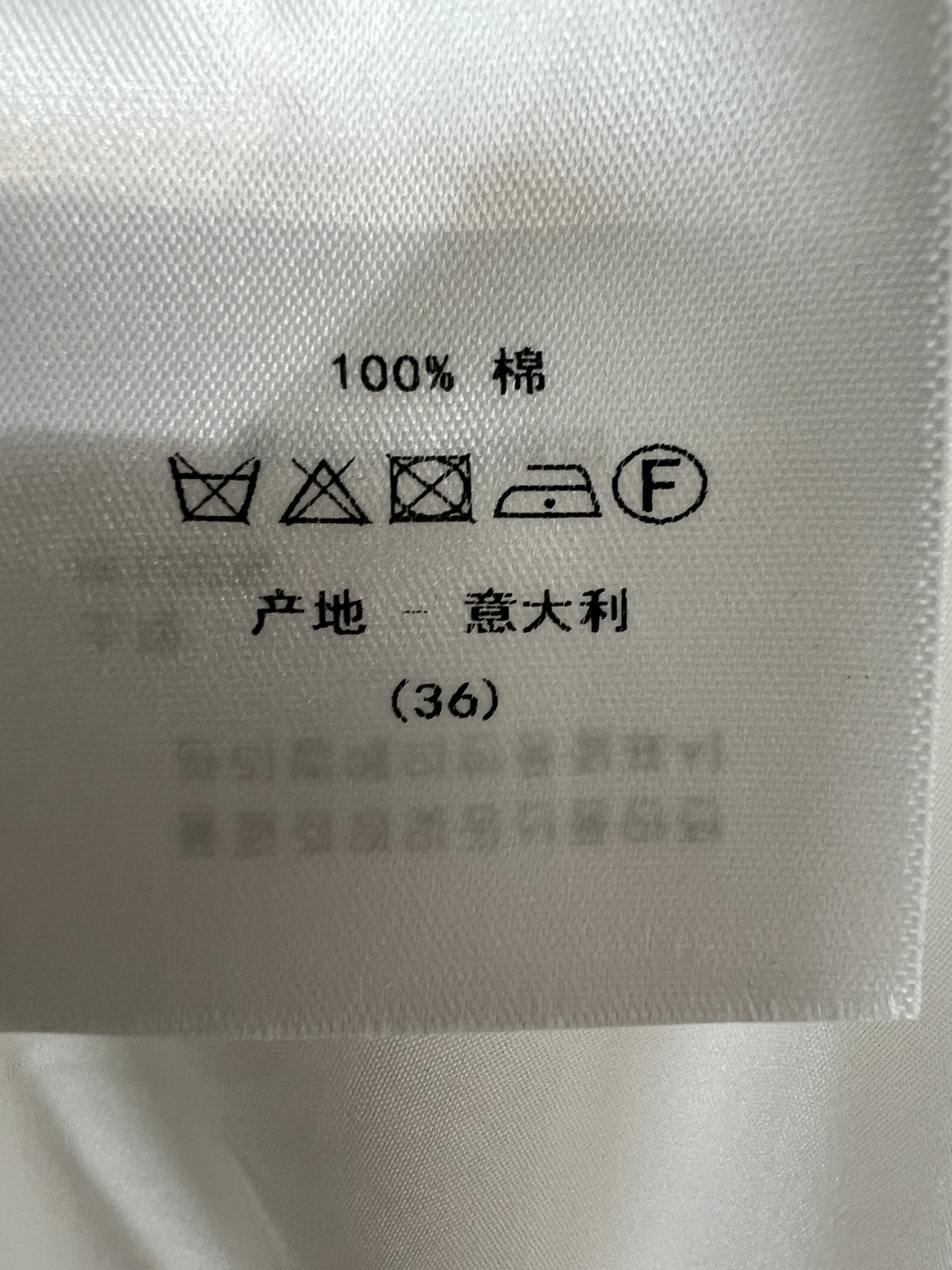 D家 26夏季夏季 印花吊带连衣裙 棉质面料 透气舒适 干净白底+手绘渐变蓝蝴蝶结印花 搭配同色腰带 修