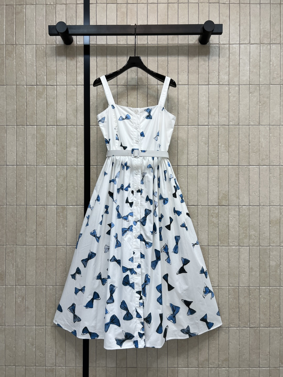 NO:860737,D Home 26 Summer Printed suspender dress. Cotton fabric. Breathable and comfortable. Clean white base + hand-painted gradient blue bow print. Paired with a belt of the same color to modify the figure and enhance the sense of hierarchy. Adjustable shoulder straps. Full of details. A-line skirt with moderate length. Super comfortable to wear in summer. Suitable for daily life or vacation. Four sizes in one color. Size/S-M-L-XL,,dior,skirts,19860909D家 26夏季夏季 印花吊带连衣裙 棉质面料 透气舒适 干净白底+手绘渐变蓝蝴蝶结印花 搭配同色腰带 修饰身形又提升层次感 肩带可调节 细节感满满 A字裙摆长度适中 夏天穿超舒适 日常或度假都很适合 一色四码Size/S-M-L-XL,,dior,skirts,,Women's clothing