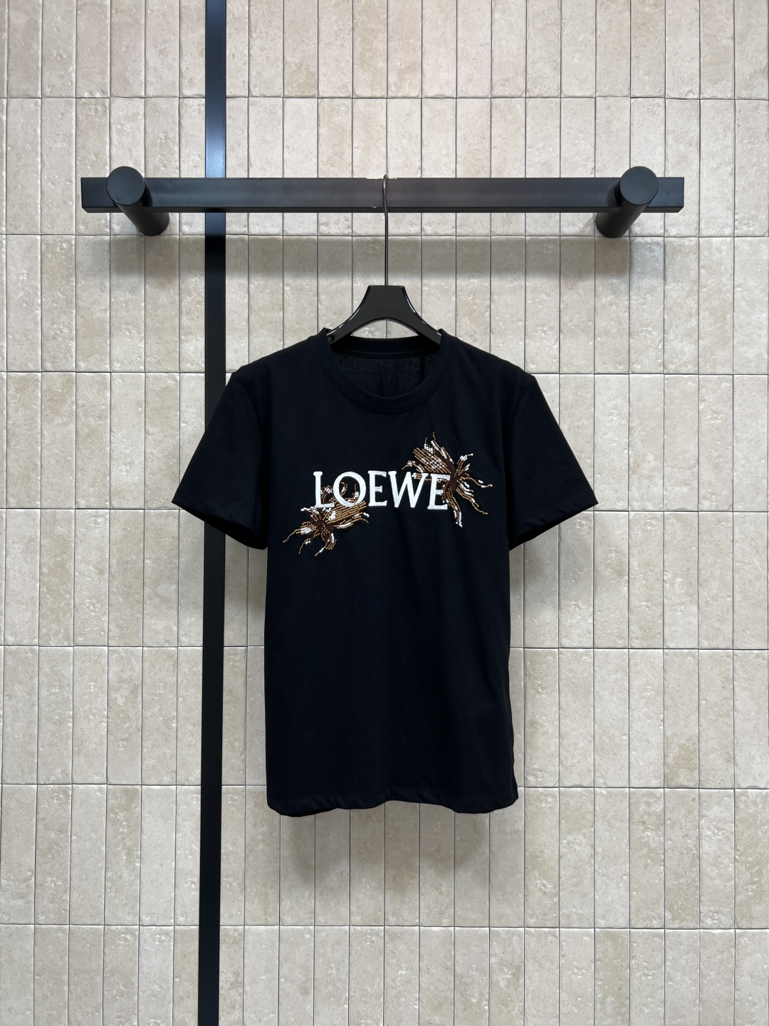 NO:860657,LW Home’s 26 new summer style embroidered black T-shirt. Made of high-quality cotton. Soft and comfortable. Super friendly for daily wear. Brand logo on the front + exquisite embroidery. Full of artistic sense. Simple design. Versatile and not picky. Excellent for wearing alone or as an inner layer. Easily switch between casual or fashionable styles. Three sizes in one color, Size/S-M-L,, tees, t-shirt,19860909LW家 26夏季新款 刺绣黑色T恤 采用高品质棉料 柔软舒适 日常穿着超友好 正面品牌logo+精致刺绣 艺术感满满 简约设计 百搭不挑人 无论单穿还是内搭都很出彩 轻松切换休闲or时尚风格 一色三码Size/S-M-L,,tees，t-shirt,,Women's clothing