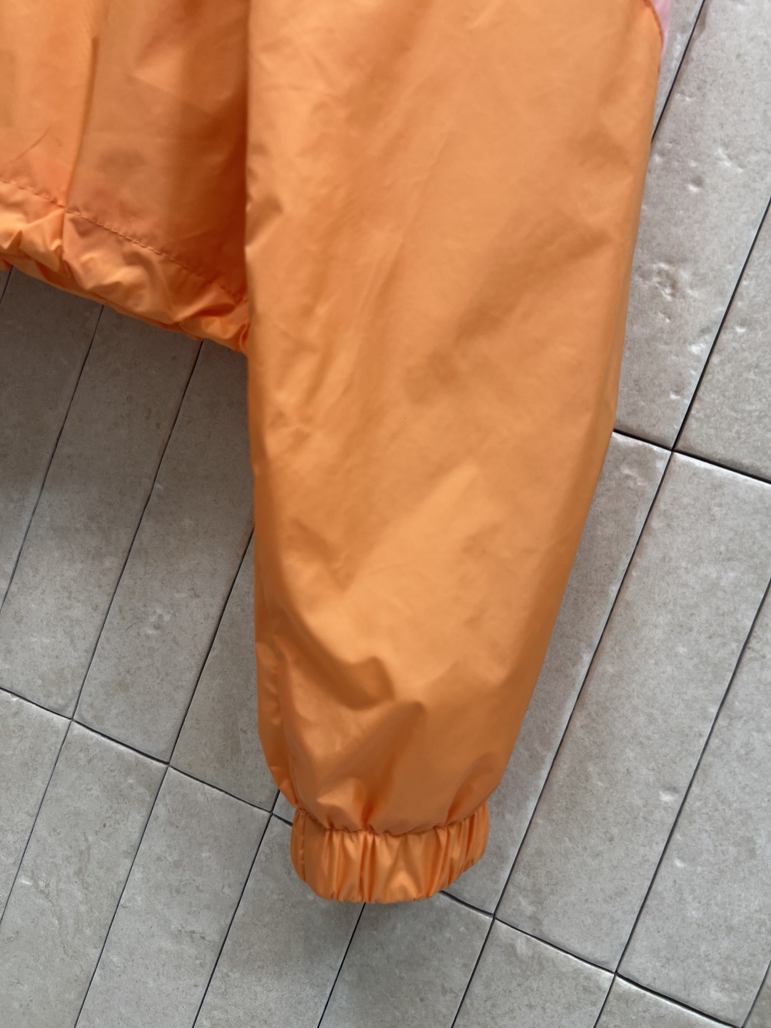 L家 26夏季新款 撞色短款连帽外套 白粉橙三色拼接 活力满满 短款利落版型 连帽内里老花暗纹 拉链开合