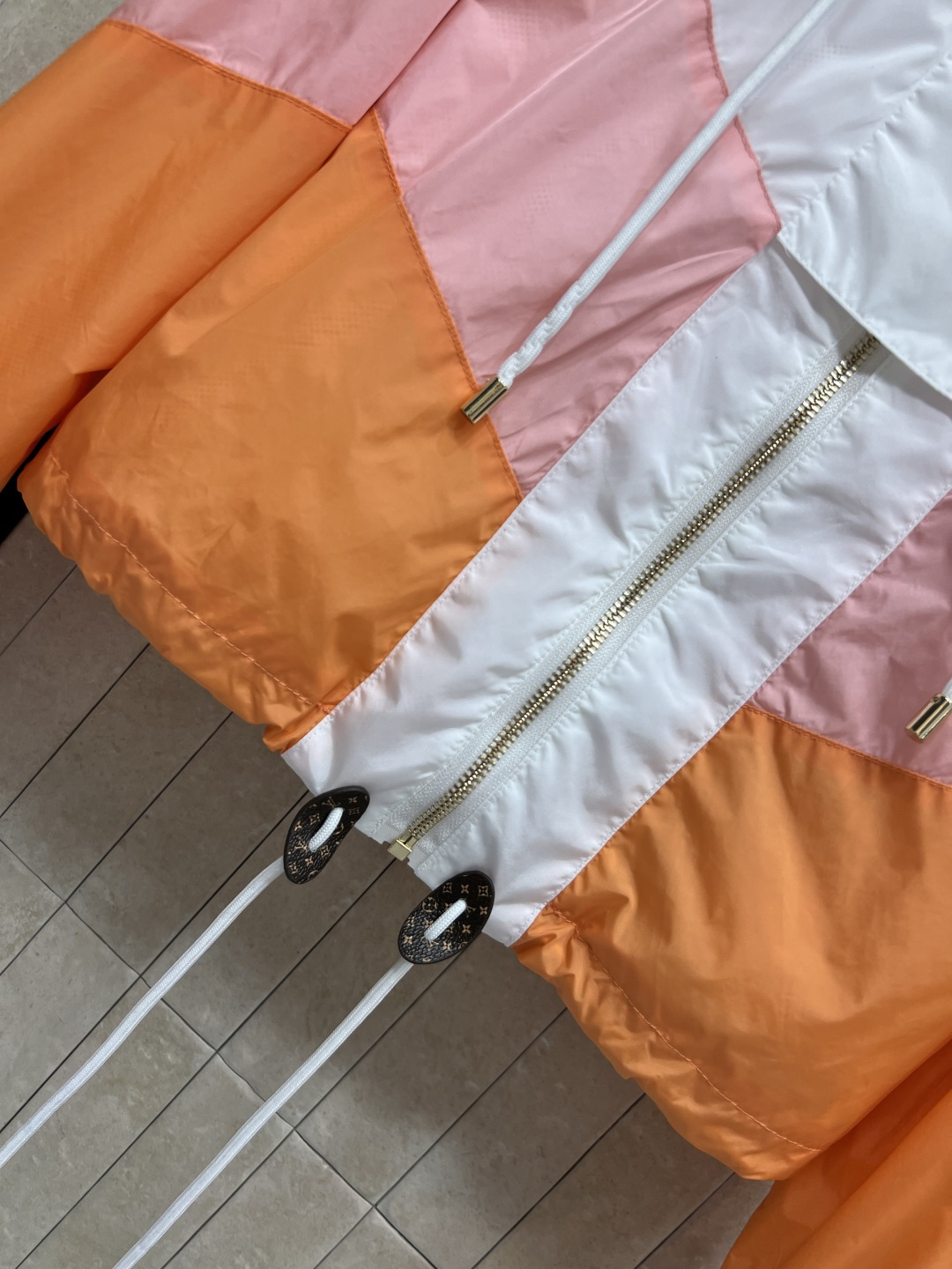 L家 26夏季新款 撞色短款连帽外套 白粉橙三色拼接 活力满满 短款利落版型 连帽内里老花暗纹 拉链开合