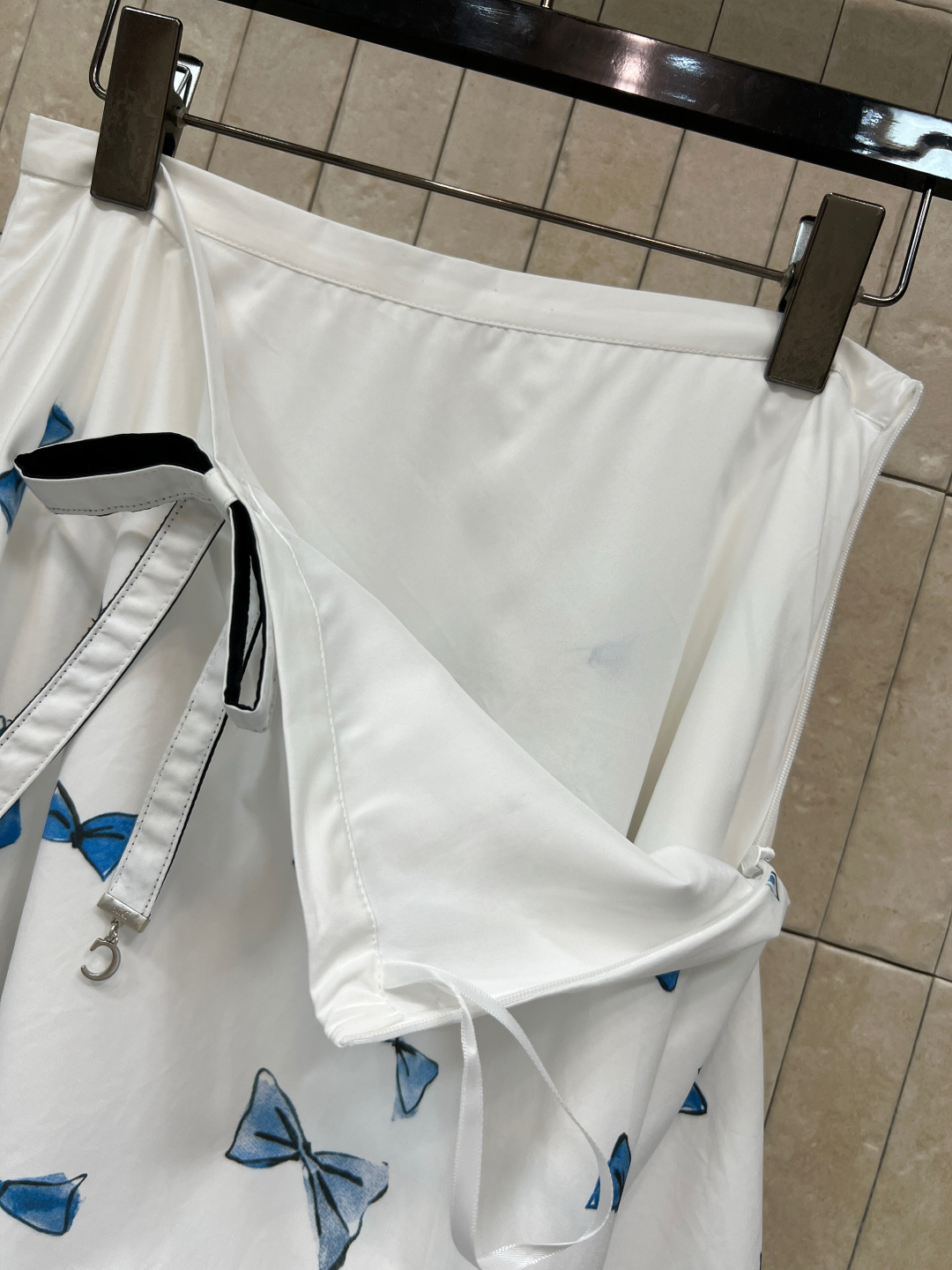 D家 26夏季新款 印花半裙 棉质面料轻薄透气 高腰A字版型 摇头蝴蝶结点缀 侧边拉链穿脱方便 点缀渐变