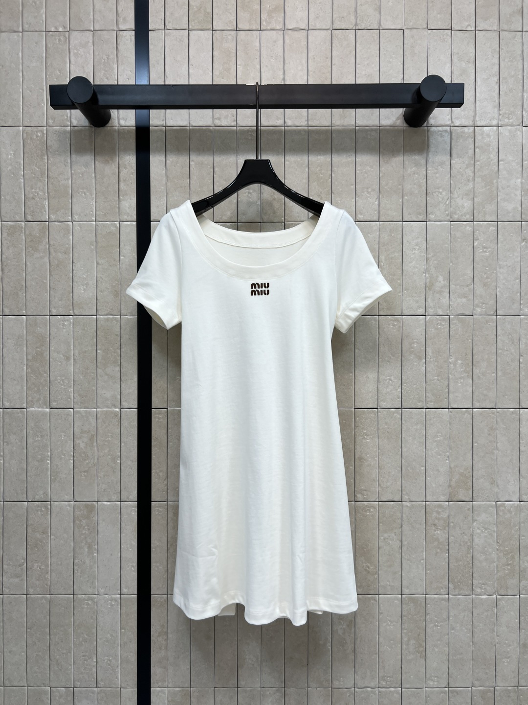 NO:860699,MIU Home 26 new summer style short-sleeved dress, simple and elegant, the logo on the chest is very recognizable, light cotton fabric, soft and breathable, very comfortable to wear in summer, loose knee-length skirt, flattering the body shape and comfortable, large round neckline design is very elegant, can be easily controlled in daily life, commuting and leisure. Pair with sports shoes or sandals to easily get a fashionable feel  One color, three sizes, Size/S-M-L,,miumiu,sandals,sneakers,skirts,T-shirt,19860909MIU家 26夏季新款 短袖连衣裙 简约大方 胸前Logo超有辨识度 轻薄棉质面料 柔软透气 夏天穿超舒服 宽松及膝裙摆 修饰身形又自在 大圆领口设计很显气质 日常 通勤 休闲都能轻松驾驭 搭配运动鞋或凉鞋 轻松get时髦感 一色三码Size/S-M-L,,miumiu,sandals,sneakers,skirts,T-shirt,,Women's clothing