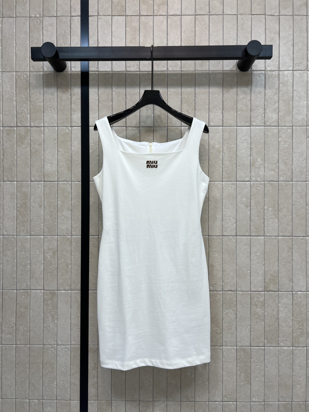 NO:860709,MIU Home 26 new summer style sleeveless dress, simple and elegant, square neck + wide shoulder strap design modifies the shoulder and neck lines, zipper on the back for easy penetration, high-quality cotton fabric, comfortable and close-fitting, easy to wear in daily or formal occasions, logo embroidery on the chest is very recognizable, paired with high heels or retro bags, easy to get the French style, three sizes in one color, Size/S-M-L,,miumiu,high heels,skirts,19860909MIU家 26夏季新款 无袖连衣裙 简约大方 方领+宽肩带设计修饰肩颈线条 背后拉链穿透方便 高品质棉面料 穿着舒适贴身 日常或正式场合都能轻松驾驭 胸前Logo刺绣超有辨识度 搭配高跟鞋或复古包包 轻松get法式千金风 一色三码Size/S-M-L,,miumiu,high heels,skirts,,Women's clothing