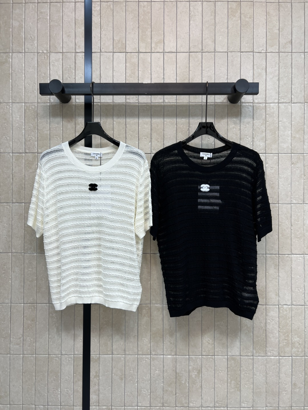 NO:860777,C Home 26 new summer style striped hollow short-sleeved T-shirt, light and breathable, super comfortable to wear in summer, horizontal striped hollow design, full of layering, white double C logo on the chest is very recognizable, loose version, tolerant, can be worn with jeans or shorts, can be easily used in daily outings and casual occasions, simple and fashionable  Two colors and three codes Size/S-M-L,,chanel,shorts,jeans,T-shirt,tees,t-shirt,19860909C家 26夏季新款 条纹镂空短袖T恤 轻薄透气 夏天穿超舒服 横条纹镂空设计 层次感满满 胸前白色双C标志超有辨识度 宽松版型 包容性强 随便搭牛仔裤 短裤都OK 日常出街 休闲场合都能轻松驾驭 简约又时髦 两色三码Size/S-M-L,,chanel,shorts,jeans,T-shirt,tees，t-shirt,,Women's clothing