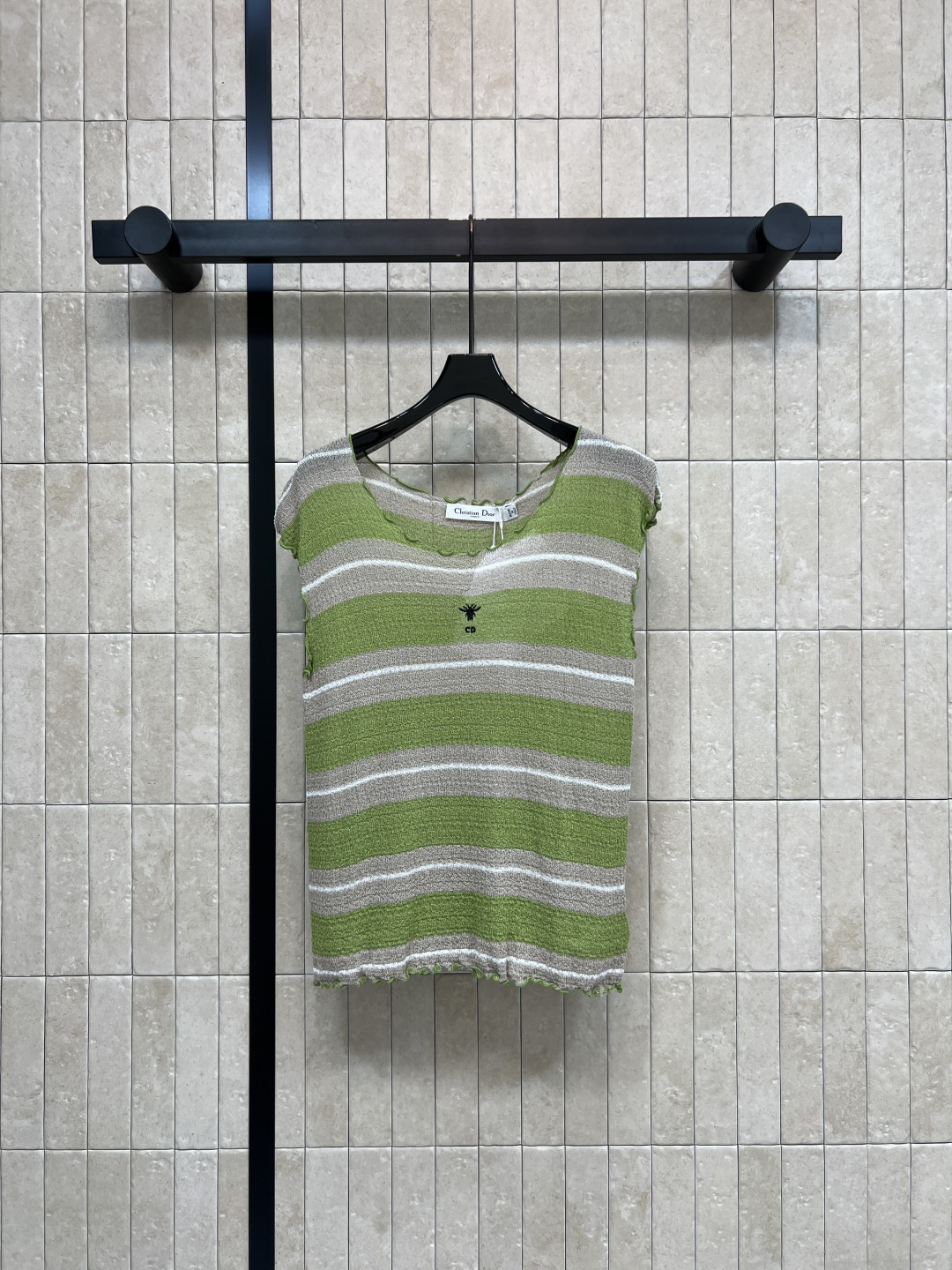 NO:860819,D's 26 new summer style striped sleeveless knitted top. Knitted fabric. Soft, skin-friendly and breathable. Green and white stripes + fungus edge design. Full of Korean style. Short and slim fit. Slimming and modifying the shoulder and neck lines. Pair with high-waisted pants or skirts. Easily get summer relaxation and wear for daily commuting. Versatile for casual outings. Three sizes in one color, Size/S-M-L,, dior, skirts,19860909D家 26夏季新款 条纹无袖针织上衣 针织面料 柔软亲肤又透气 绿白条纹+木耳边设计 韩系风格满满 短款修身版型 显瘦又修饰肩颈线条 搭配高腰裤或半裙 轻松get夏日松弛感穿搭日常通勤 休闲出街都很百搭 一色三码Size/S-M-L,,dior,skirts,,Women's clothing