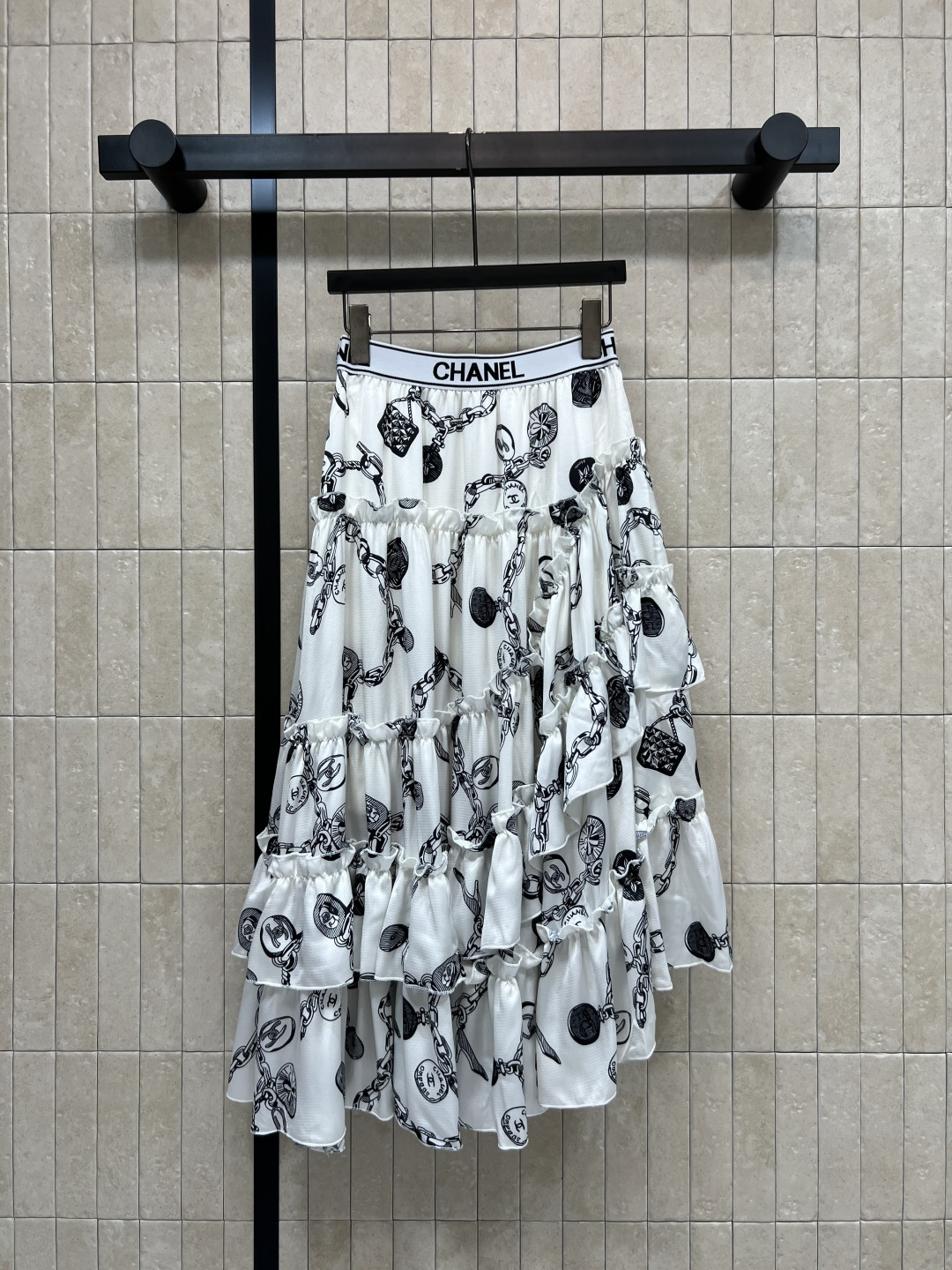 NO:860719,C Home 26 new summer style printed layered skirt, black and white color, multi-layered ruffle design, light and layered, instantly elegant and smart when put on, the fabric has its own luster, perfect drape, can be easily worn in daily life or special occasions, the logo on the waist is highly recognizable, paired with simple tops or accessories of the same brand, the fashion sense is directly improved, three sizes in one color, Size/S-M-L,,chanel,skirts,19860909C家 26夏季新款 印花层叠半身裙 黑白配色 多层荷叶边设计 轻盈又有层次 穿上立马优雅灵动 面料自带光泽 垂坠感满分 日常或特殊场合都能轻松驾驭 腰部logo 辨识度拉满 搭配简约上衣或同品牌配饰 时髦感直接UP 一色三码Size/S-M-L,,chanel,skirts,,Women's clothing