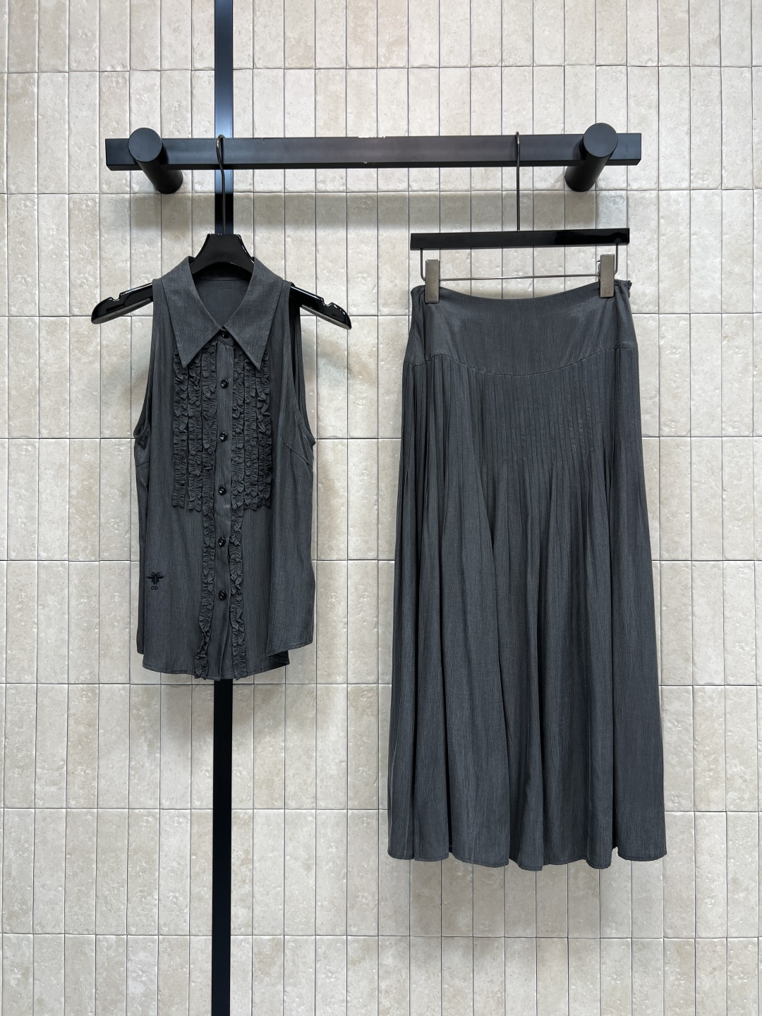 NO:860738,D Home 26 new summer style gray sleeveless suit, sleeveless top + high-waisted skirt, double-layered pleated lace placket, exquisite buttoning, fine layers, high-waisted and large-slit pleated long skirt, slim and stylish, hidden zipper design on the side waist, easy to put on and take off, the whole outfit is cool and gentle, suitable for commuting to work, afternoon tea, outings and dates, three sizes in one color, Size/S-M-L,, dior, skirts,19860909D家 26夏季新款 灰色无袖套装 无袖上衣+高腰半裙 门襟双层木耳边褶皱花边 搭配精致排扣 层次细腻 高腰大摆压褶长裙 垂顺有型 侧腰隐形拉链设计 穿脱方便 整套穿搭清冷温柔 适配通勤上班 下午茶 出游约会 一色三码Size/S-M-L,,dior,skirts,,Women's clothing