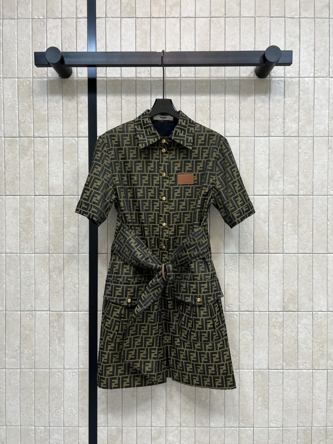 NO:860756,FD Home 26 new summer style FF printed dress, crisp denim jacquard fabric, lapel short-sleeved shirt dress version, belt to accurately tighten the waistline, perfect leather label details, simple and elegant, large work pockets on both sides of the hem, beautiful and practical, can be easily used in daily life or light formal occasions. Paired with simple accessories, it looks more advanced. Three sizes in one color, Size/S-M-L,, dior, skirts, shirts, T-shirt,19860909FD家 26夏季新款 FF印花连衣裙 挺括牛仔提花面料 翻领短袖衬衫裙版型 腰带精准收紧腰线 皮革标签细节满分 简约大气 下摆两侧工装大口袋 美观实用 日常或轻正式场合都能轻松驾驭 搭配简约配饰更显高级感 一色三码Size/S-M-L,,dior,skirts,shirts,T-shirt,,Women's clothing